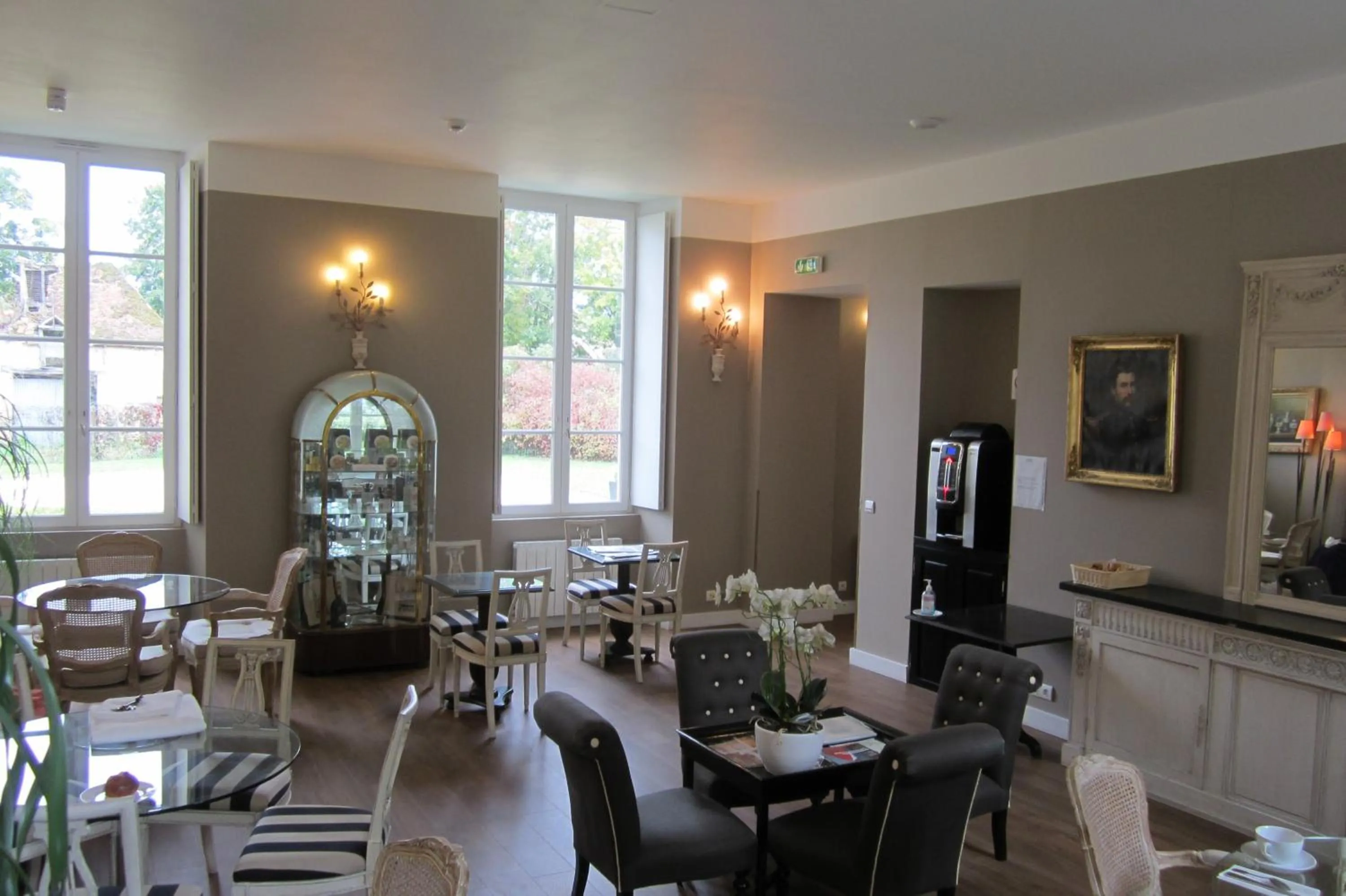 Breakfast in Château De Lazenay - Résidence Hôtelière