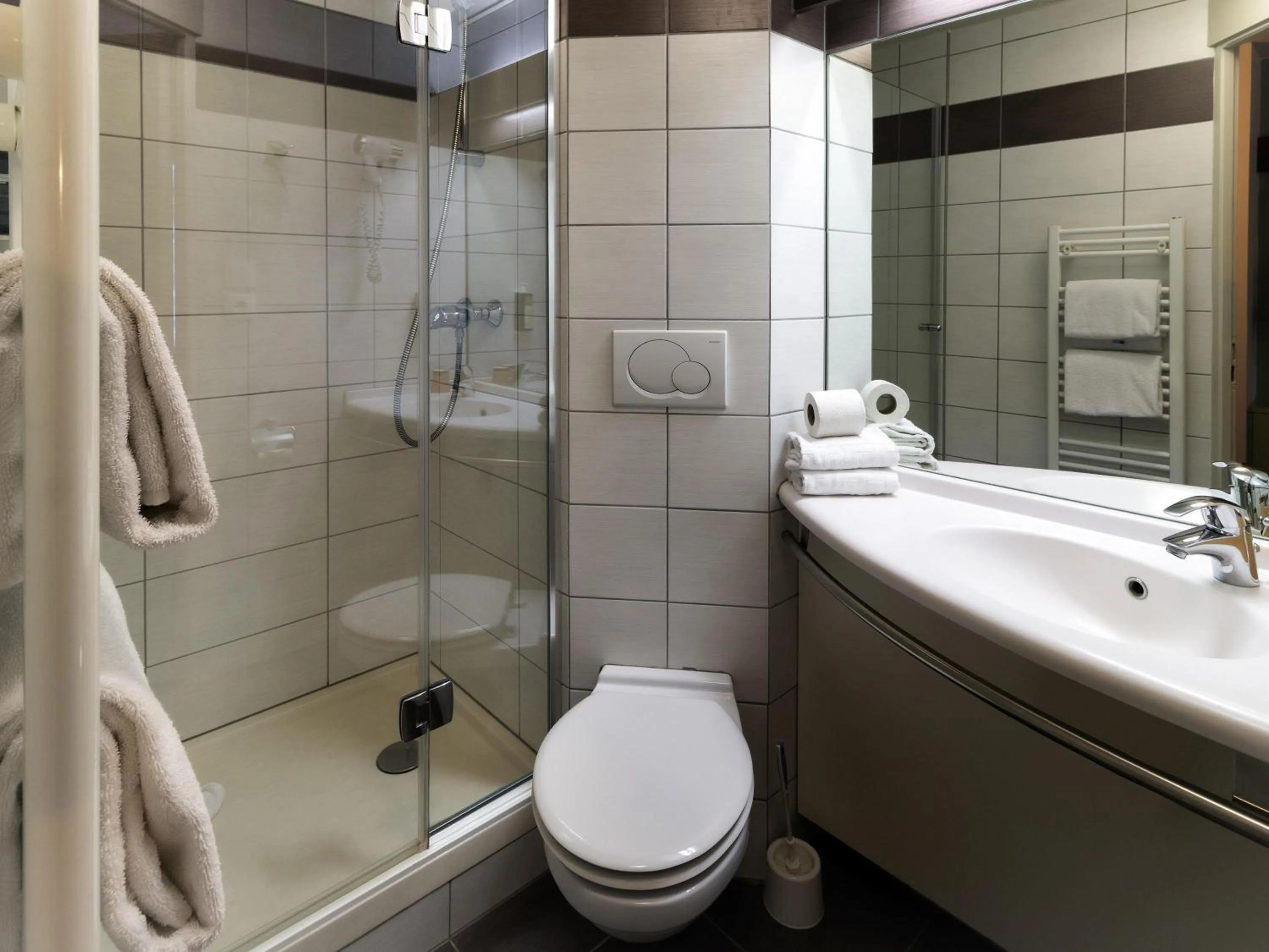 Bedroom in Greet Hotel Colmar