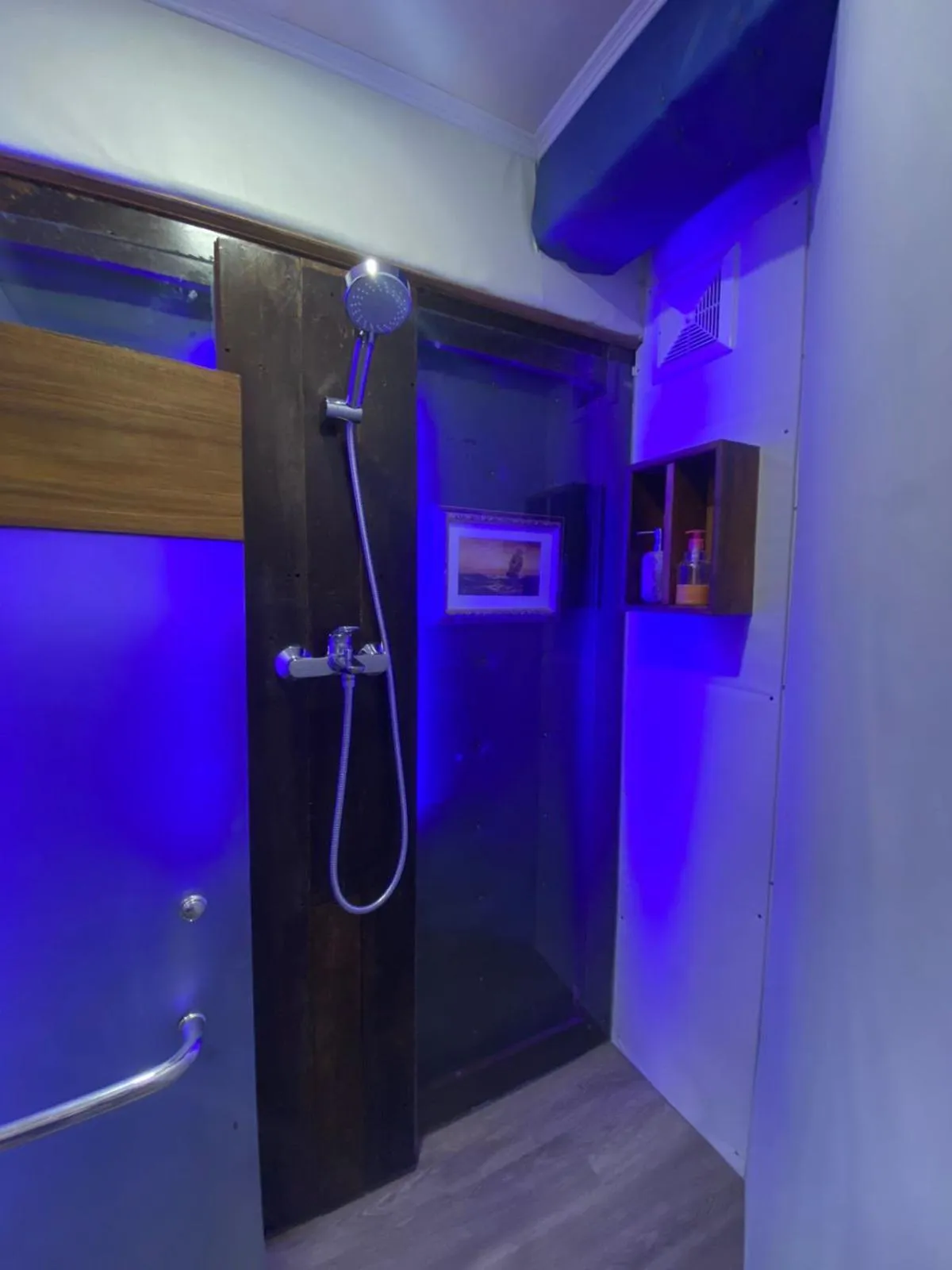 Shower in Pondanu Cabins By The Lake