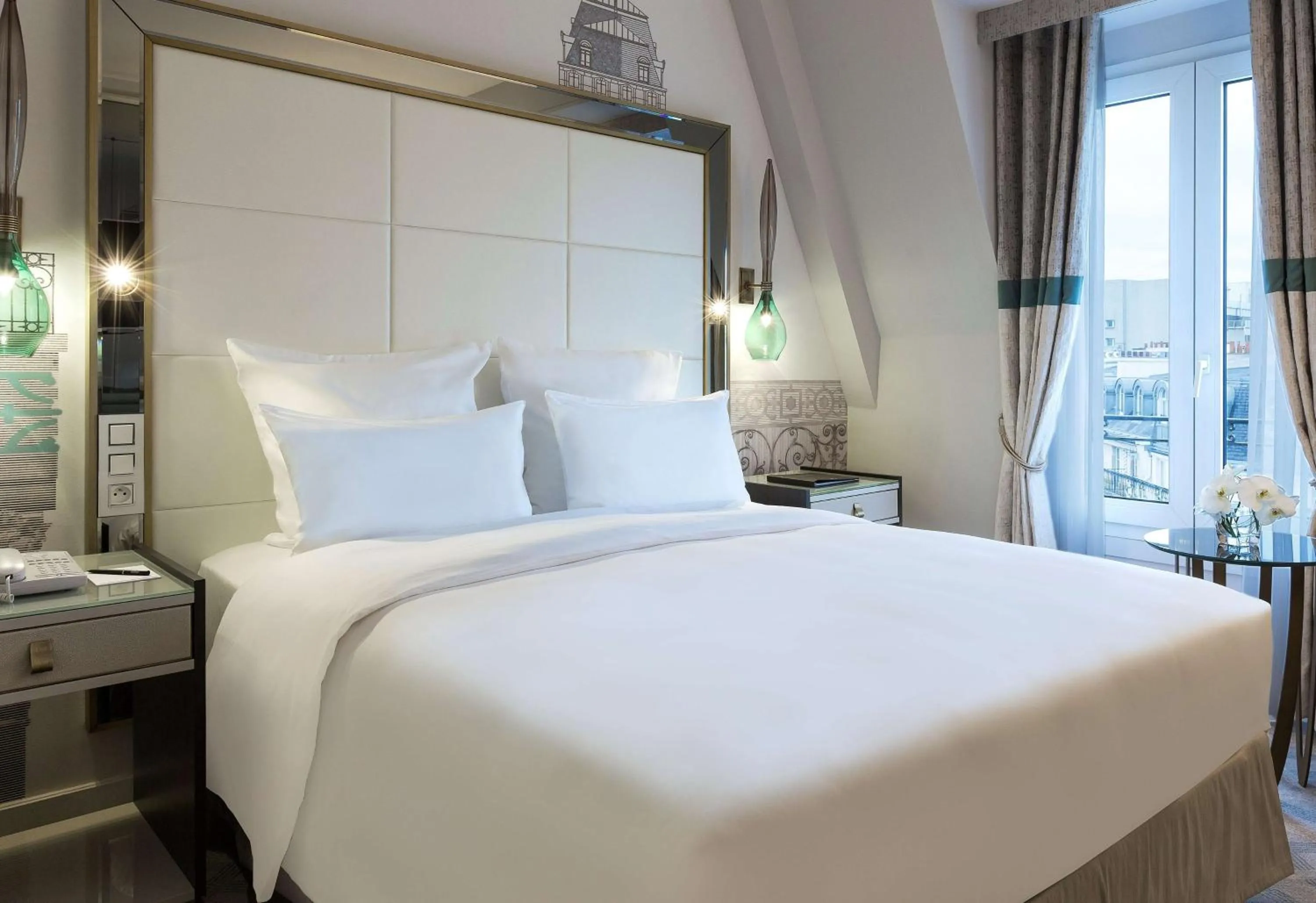 Bed in Hilton Paris Opera