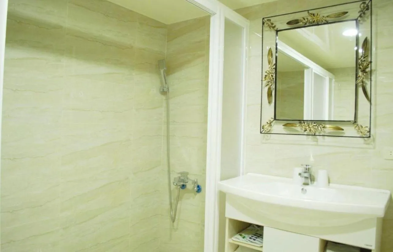 Bathroom in Ying Zhen Hotel