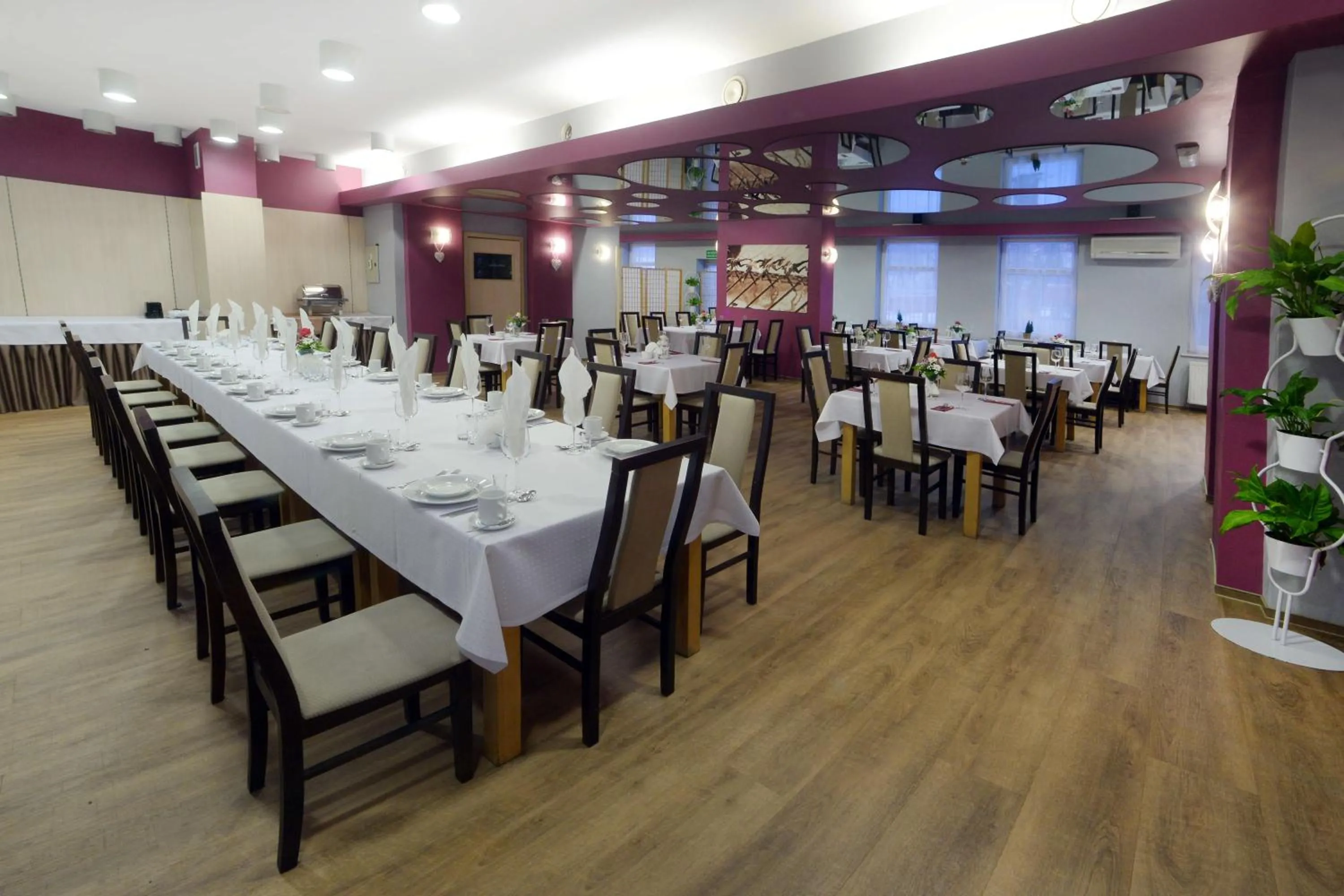 Restaurant/places to eat in Hotel Jarota