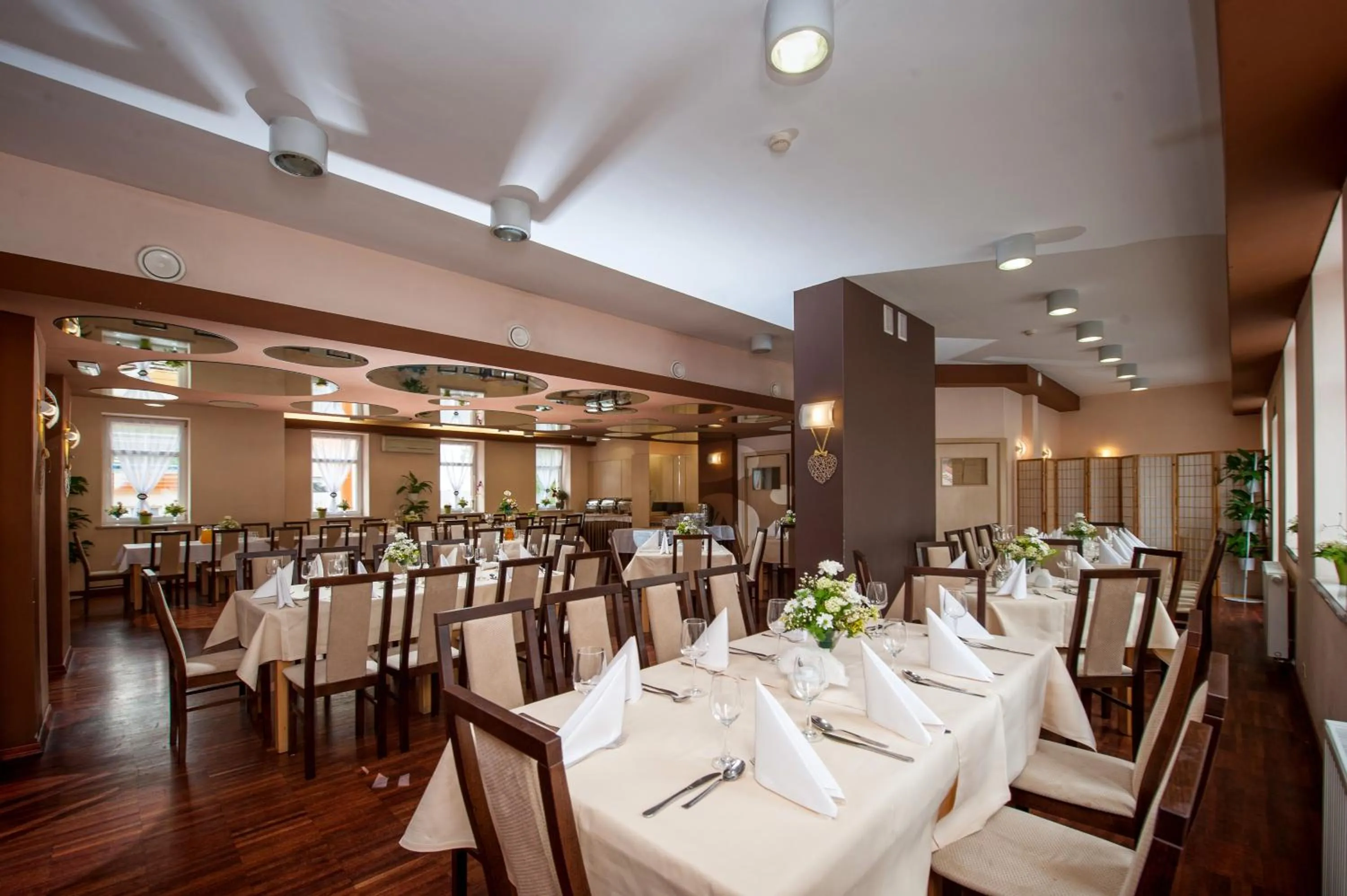 Restaurant/places to eat in Hotel Jarota