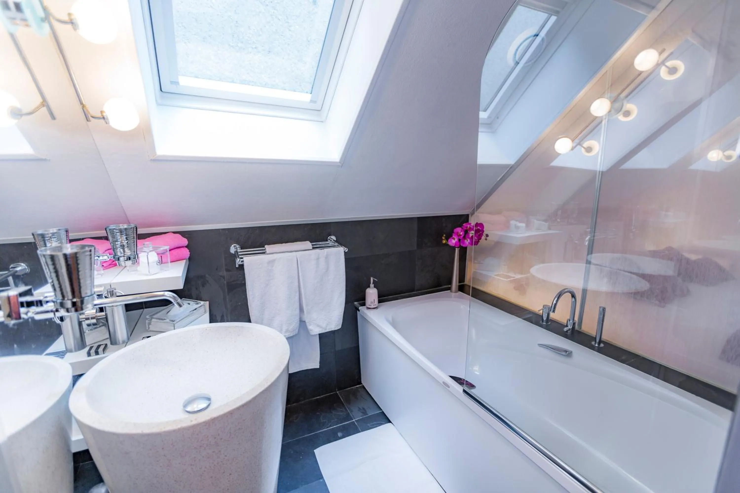 Bathroom in Hotel Relais Saint Jean Troyes