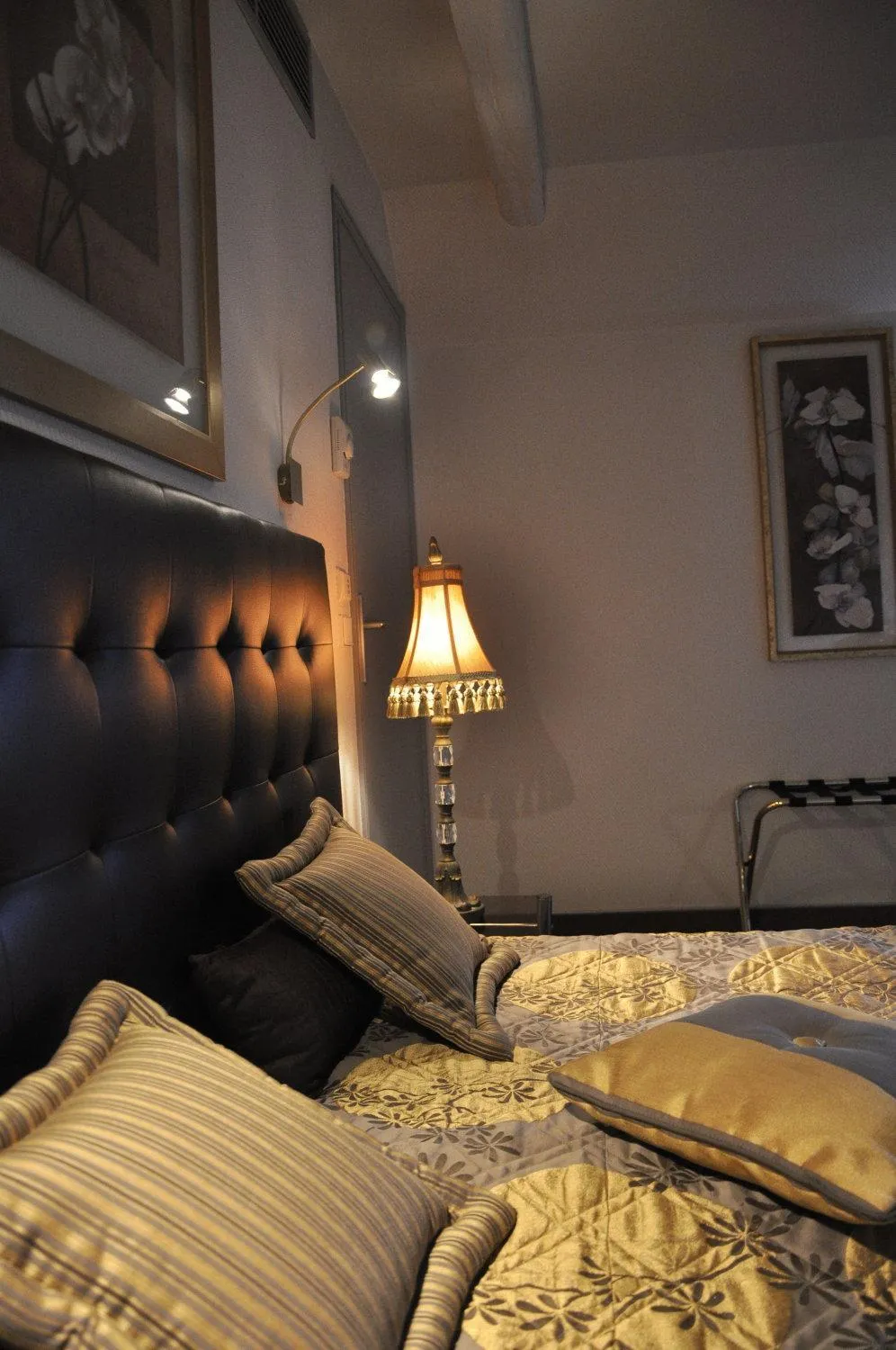 Bed in Hotel Relais Saint Jean Troyes