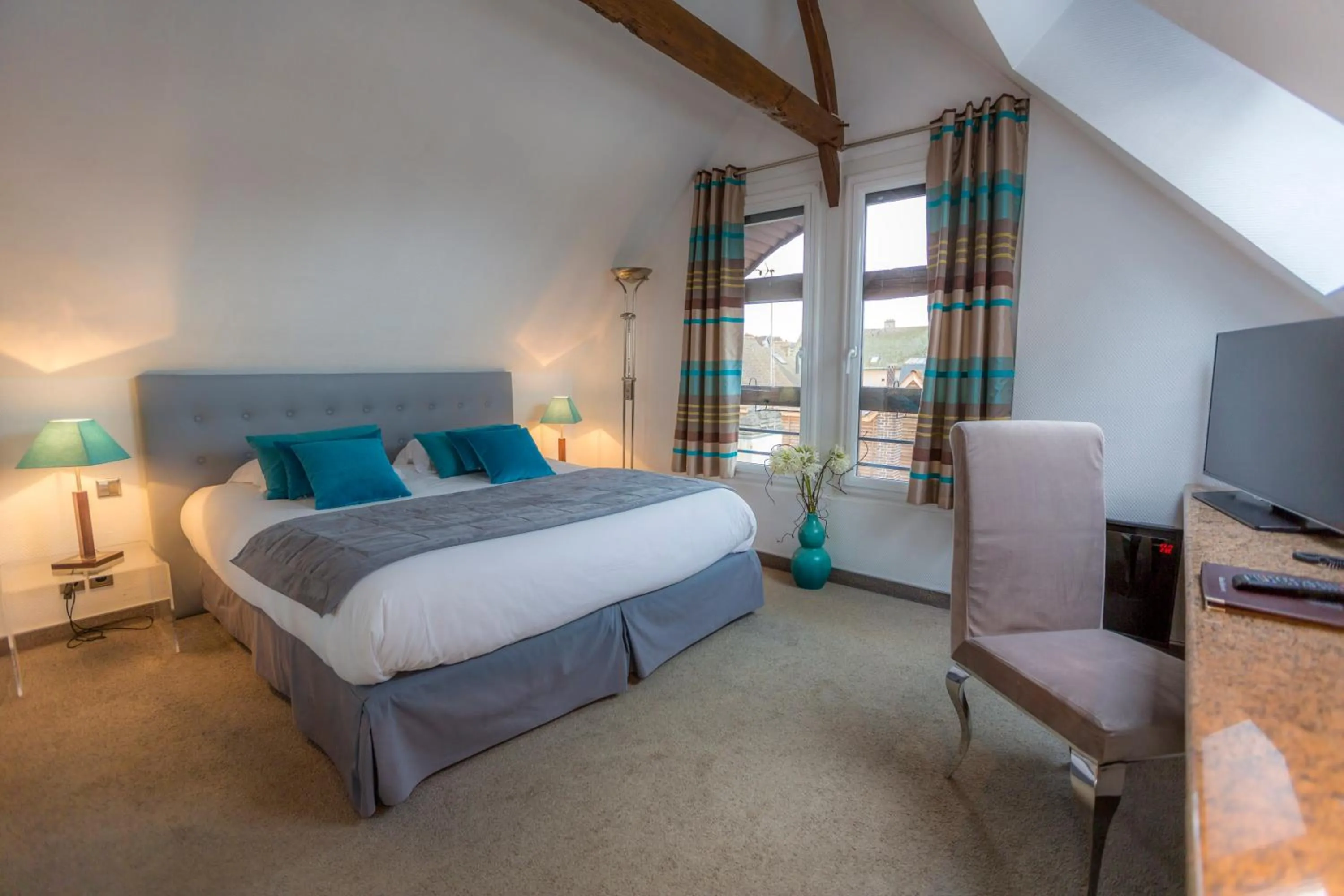 Photo of the whole room, Bed in Hotel Relais Saint Jean Troyes