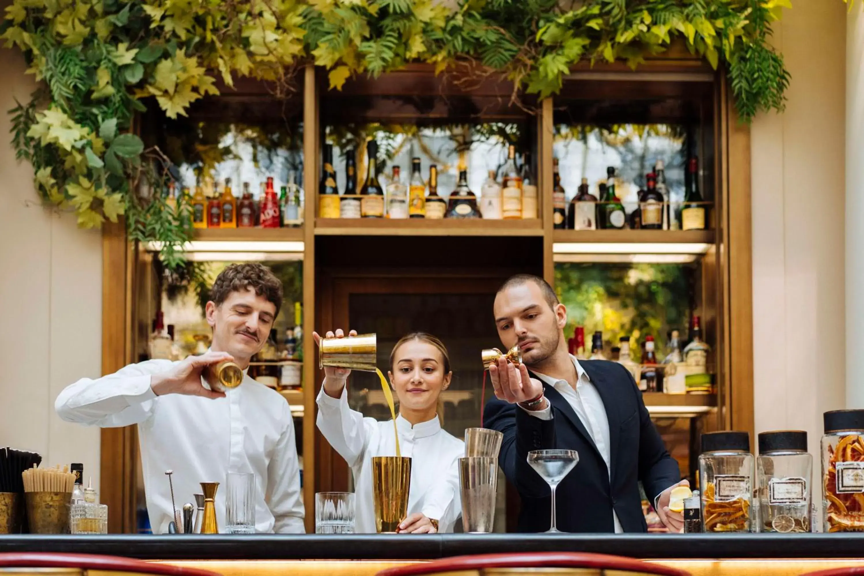 Lounge or bar in Hôtel du Louvre, in The Unbound Collection by Hyatt Lounge or bar in Hôtel du Louvre, in The Unbound Collection by Hyatt