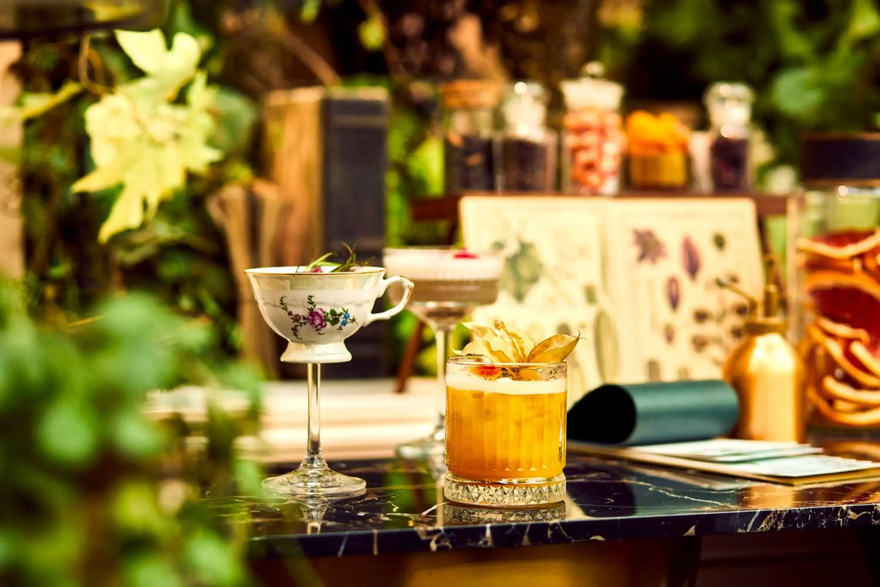 Lounge or bar in Hôtel du Louvre, in The Unbound Collection by Hyatt Lounge or bar in Hôtel du Louvre, in The Unbound Collection by Hyatt