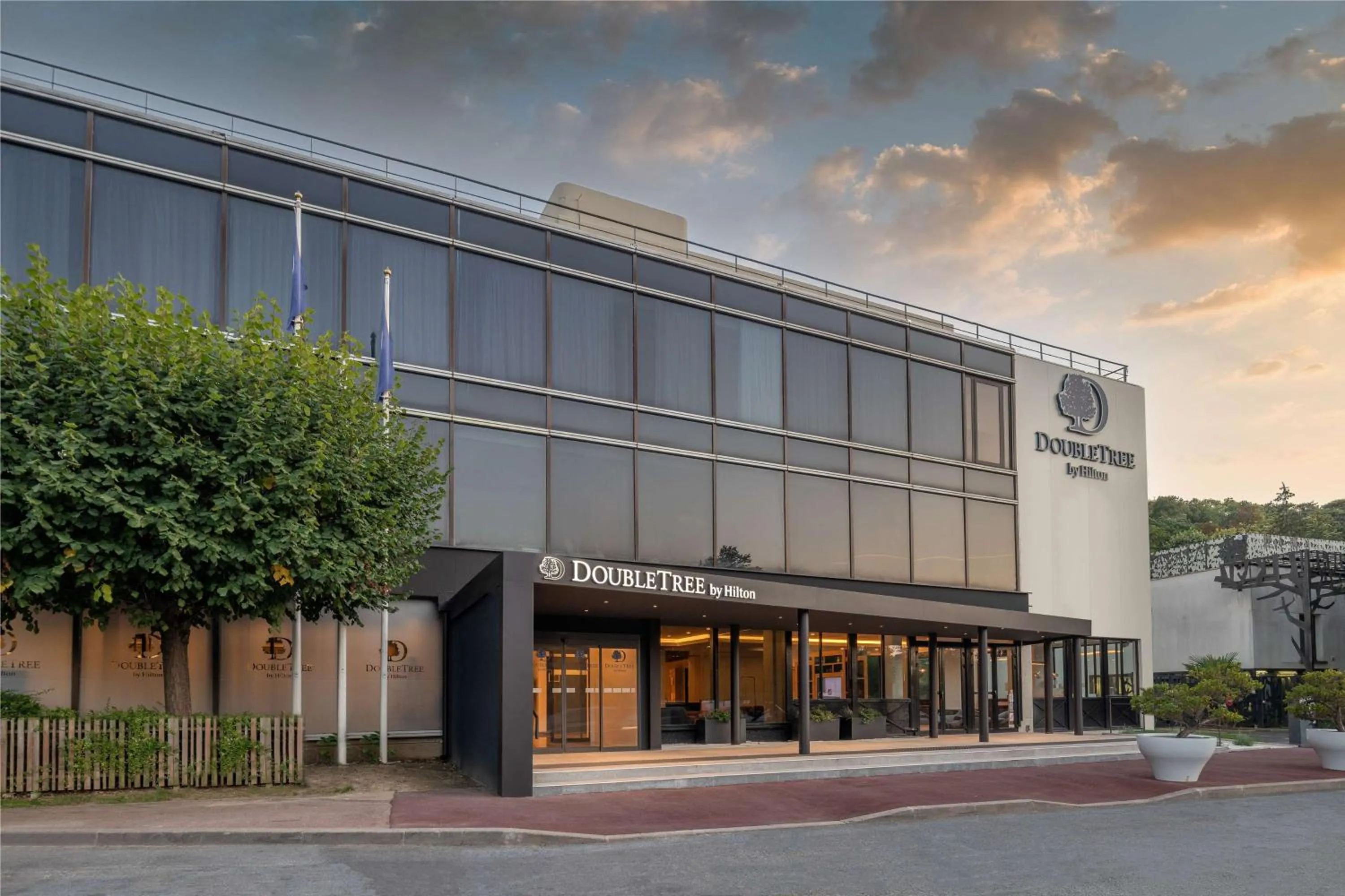 Property building in DoubleTree by Hilton Paris Bougival