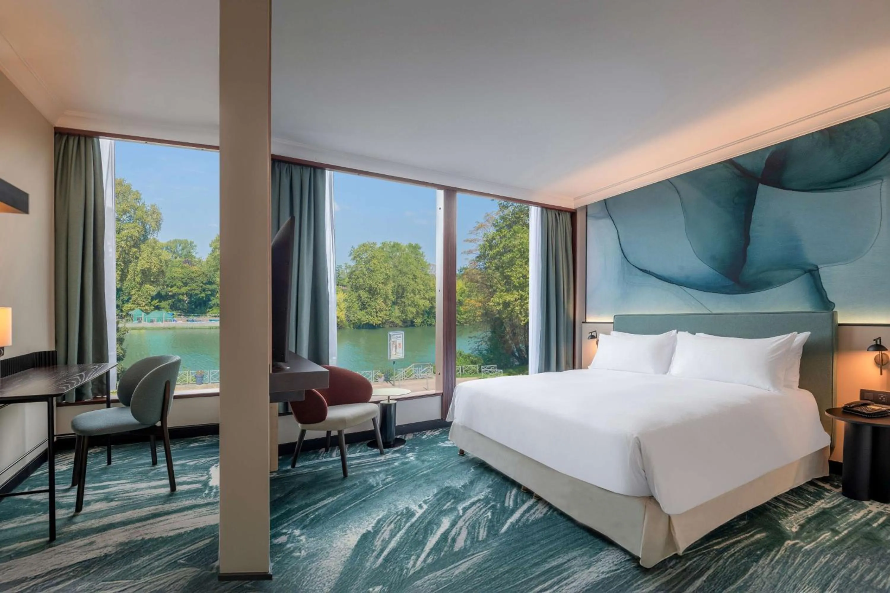 Bed in DoubleTree by Hilton Paris Bougival