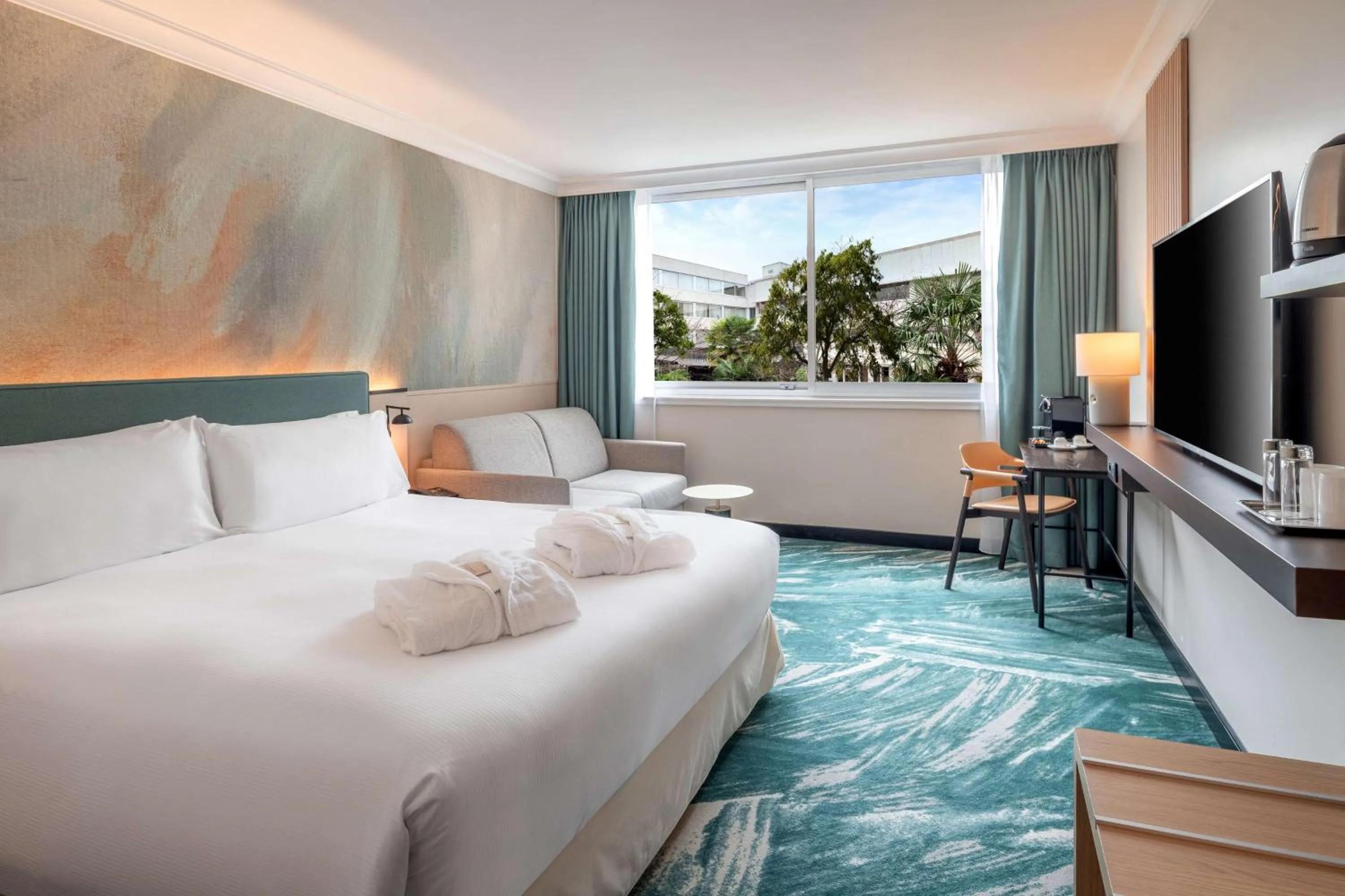 Living room, Bed in DoubleTree by Hilton Paris Bougival