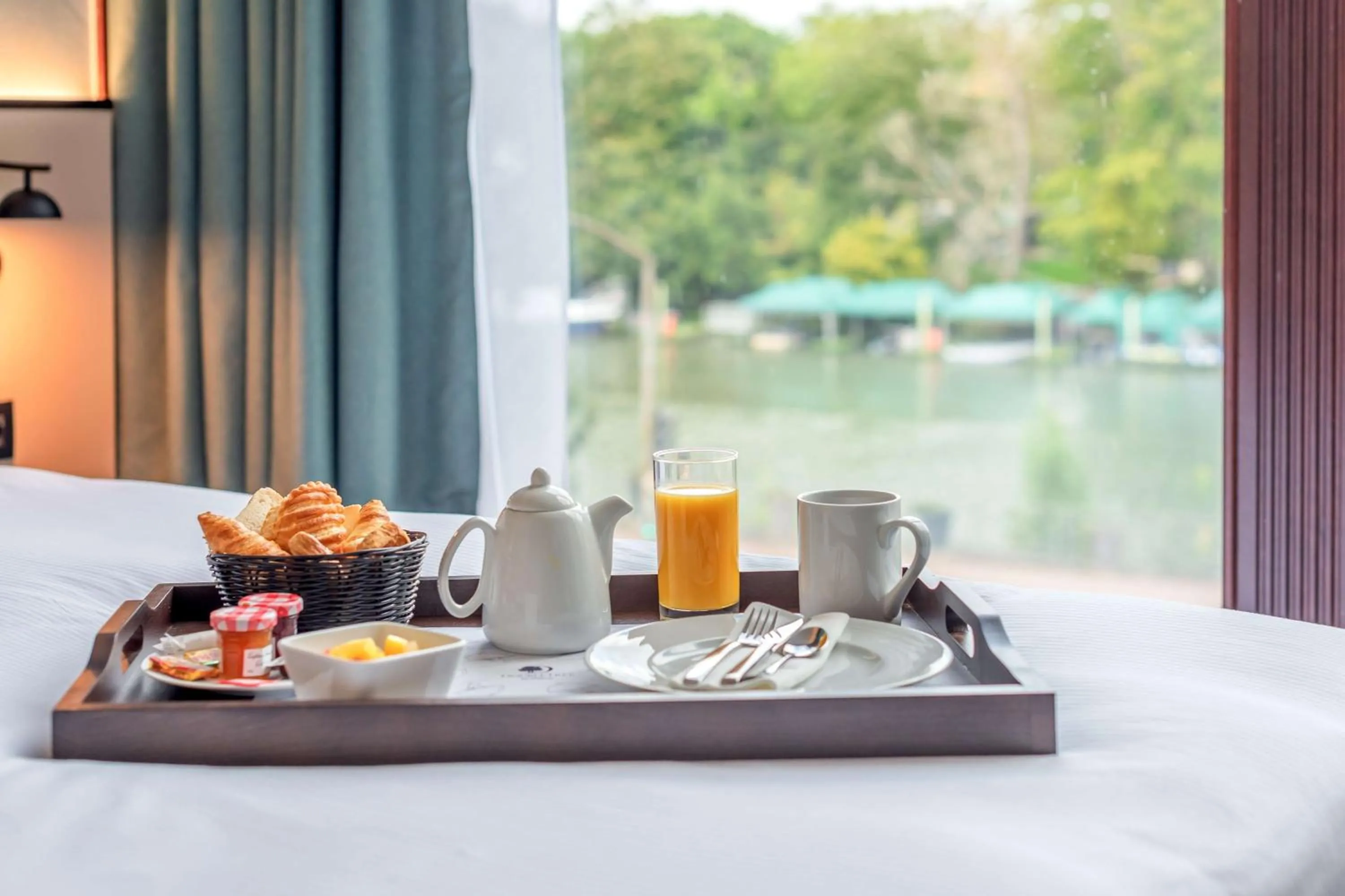 Photo of the whole room, Bed in DoubleTree by Hilton Paris Bougival