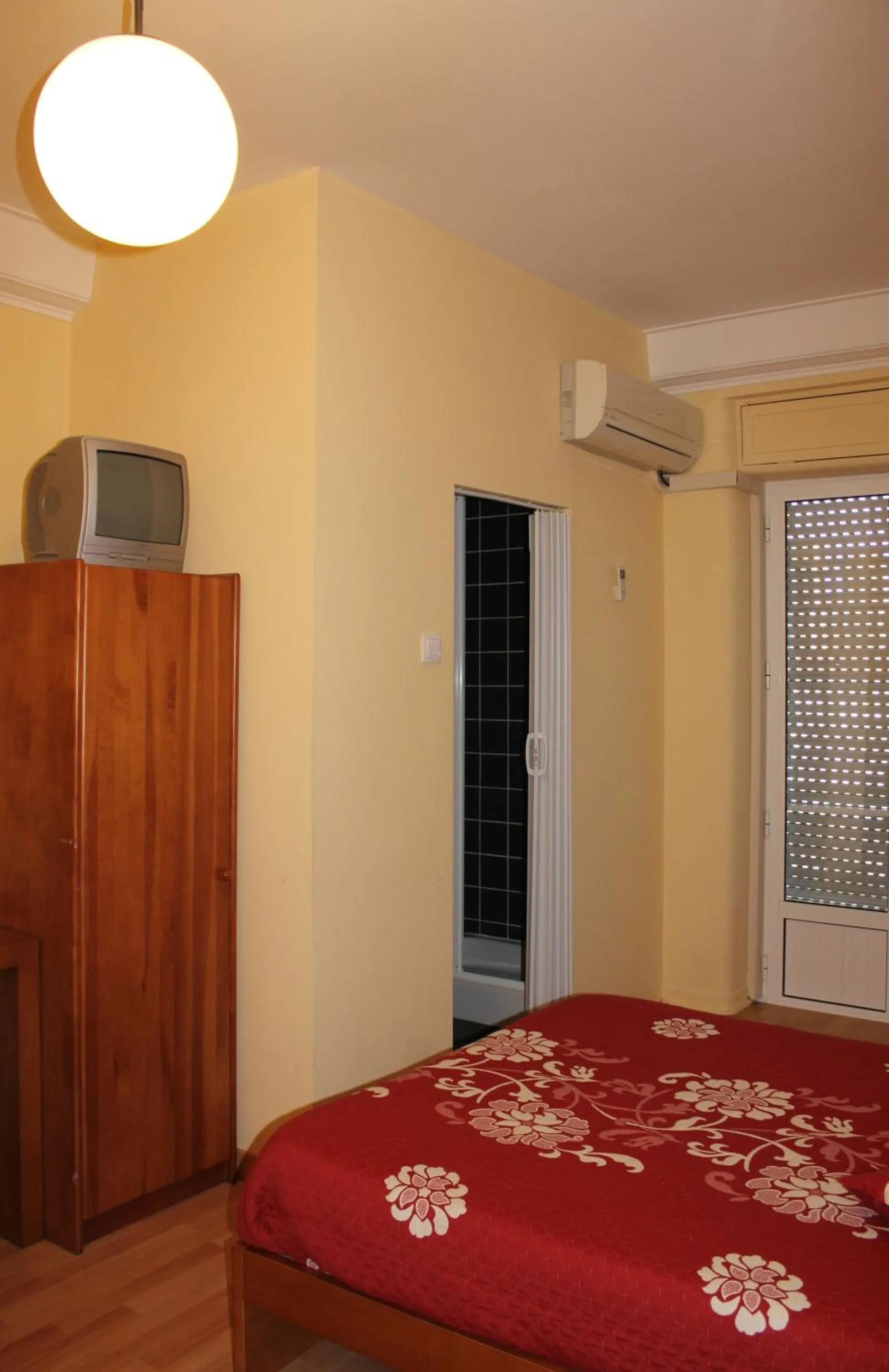 Shower, Bed in Residencial Duque de Saldanha