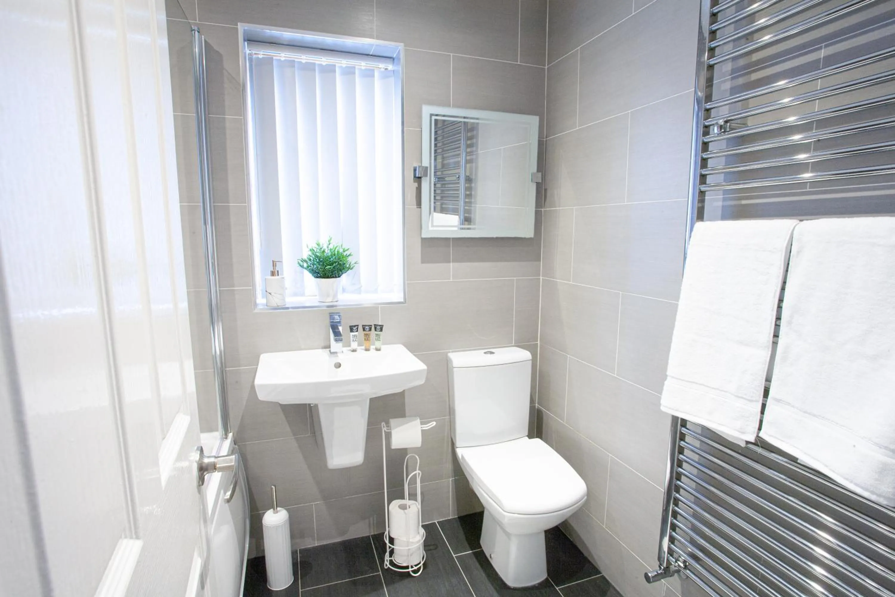 Shower in 2BR-Dean Hse-Fully Equipped-Parking-WiFi-Short Long Stays