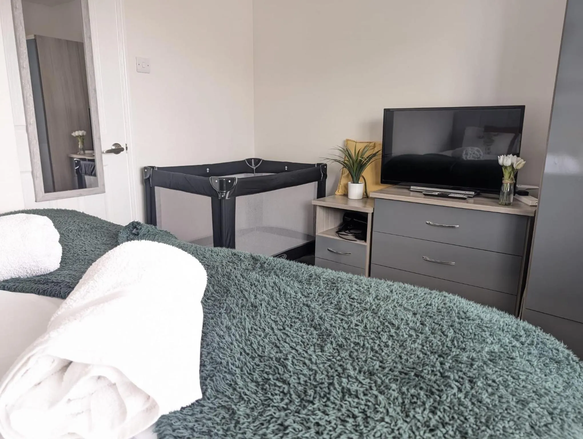 Bedroom, Bed in 2BR-Dean Hse-Fully Equipped-Parking-WiFi-Short Long Stays