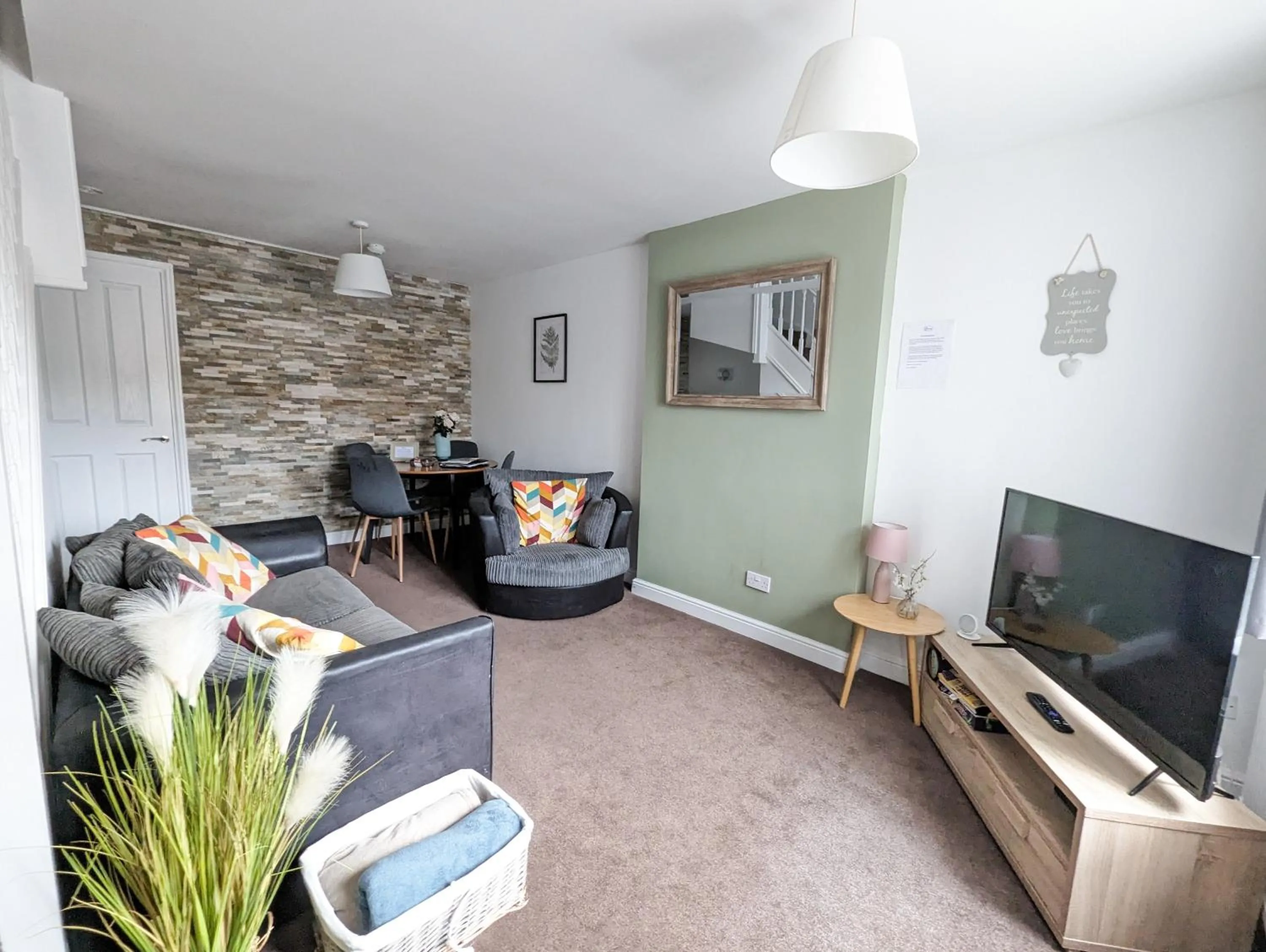 TV and multimedia in 2BR-Dean Hse-Fully Equipped-Parking-WiFi-Short Long Stays