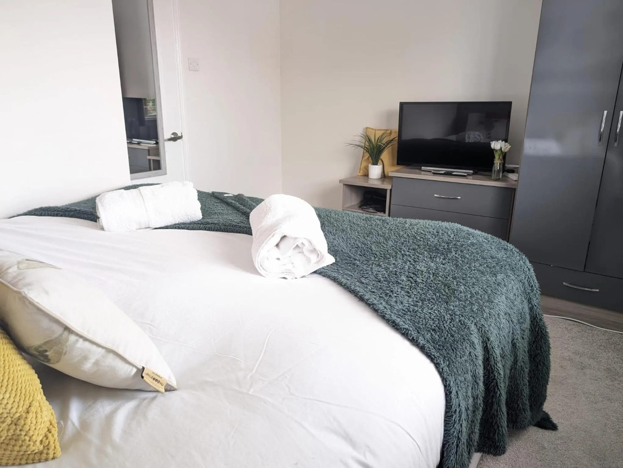 Bedroom, Bed in 2BR-Dean Hse-Fully Equipped-Parking-WiFi-Short Long Stays