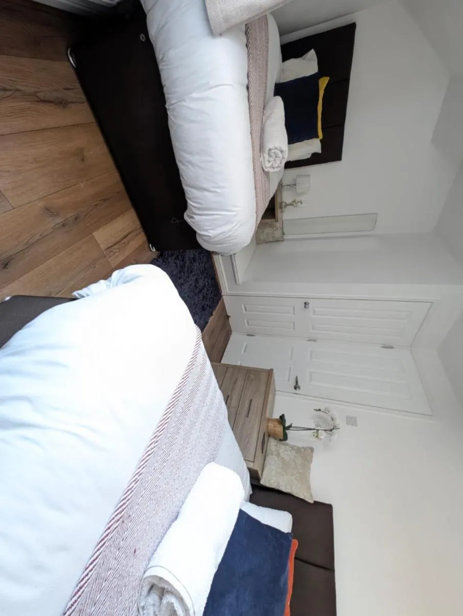 Bed in 2BR-Dean Hse-Fully Equipped-Parking-WiFi-Short Long Stays