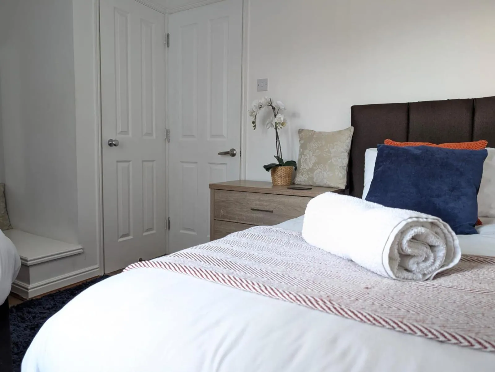 Bed in 2BR-Dean Hse-Fully Equipped-Parking-WiFi-Short Long Stays