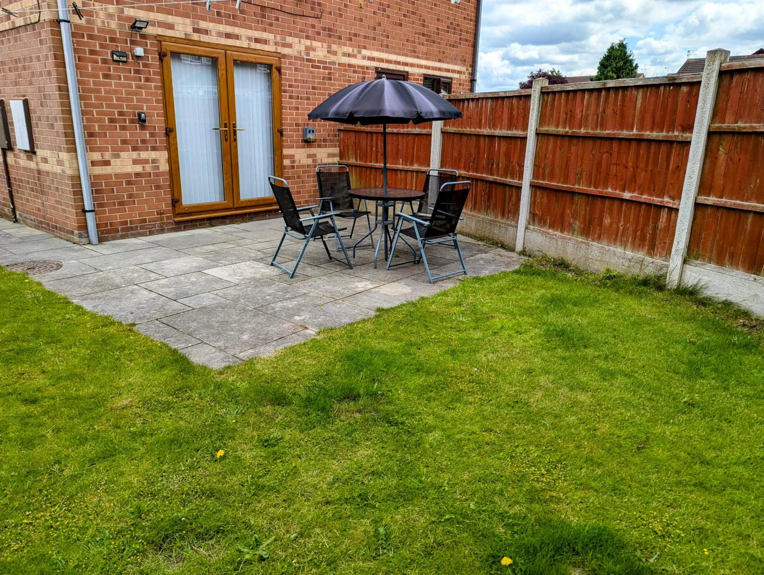Patio in 2BR-Dean Hse-Fully Equipped-Parking-WiFi-Short Long Stays