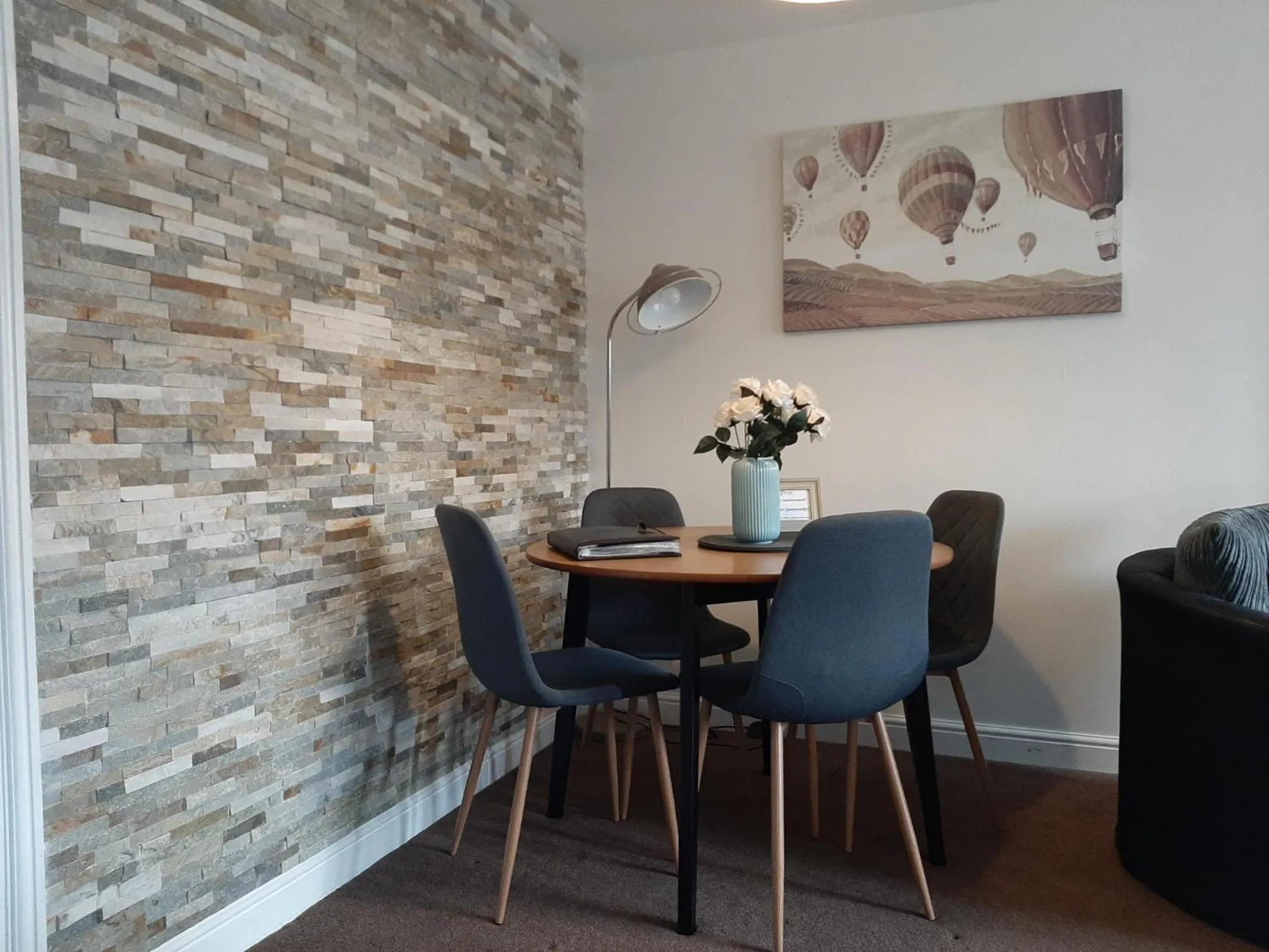 Seating area in 2BR-Dean Hse-Fully Equipped-Parking-WiFi-Short Long Stays