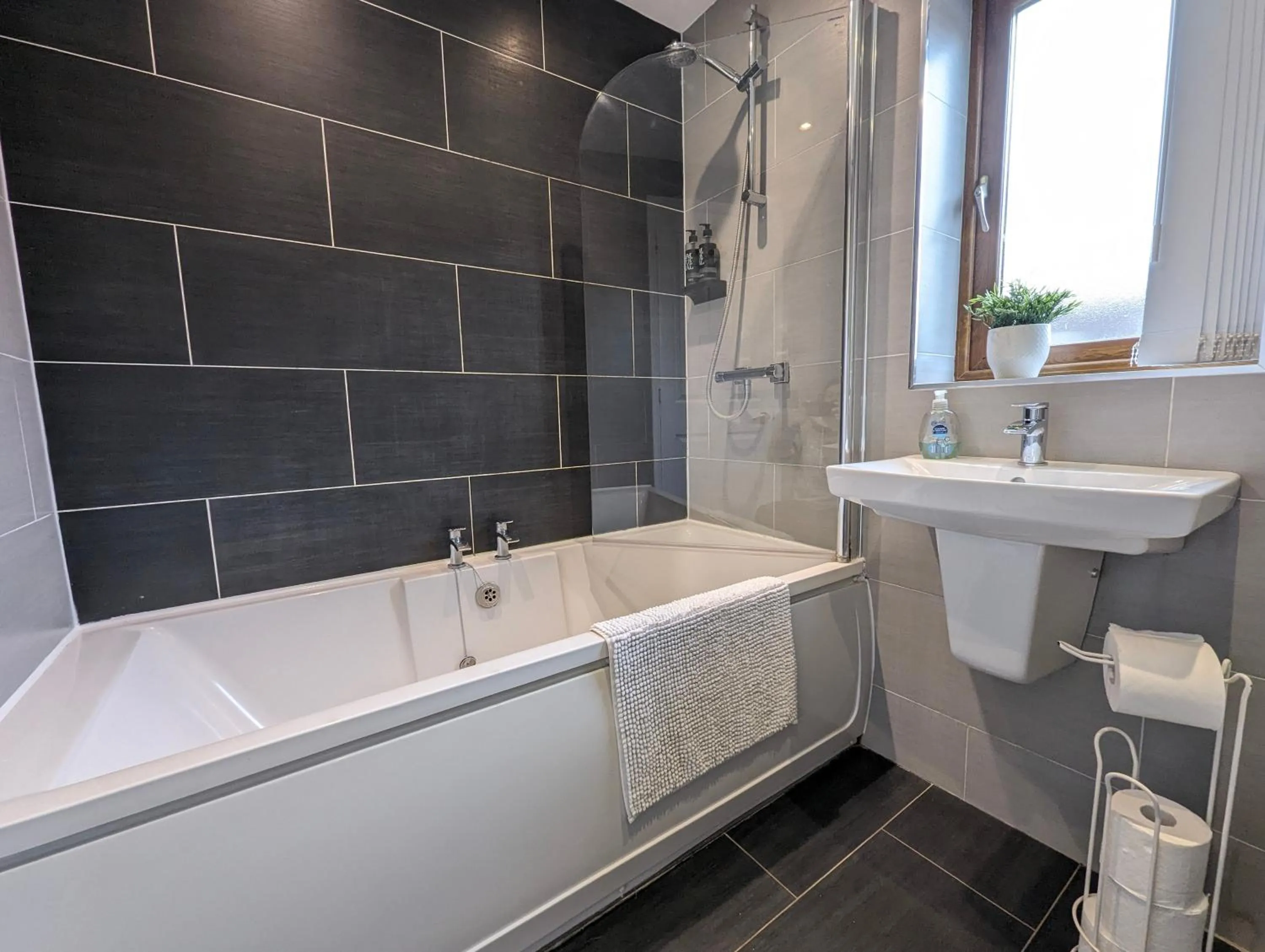 Bathroom in 2BR-Dean Hse-Fully Equipped-Parking-WiFi-Short Long Stays