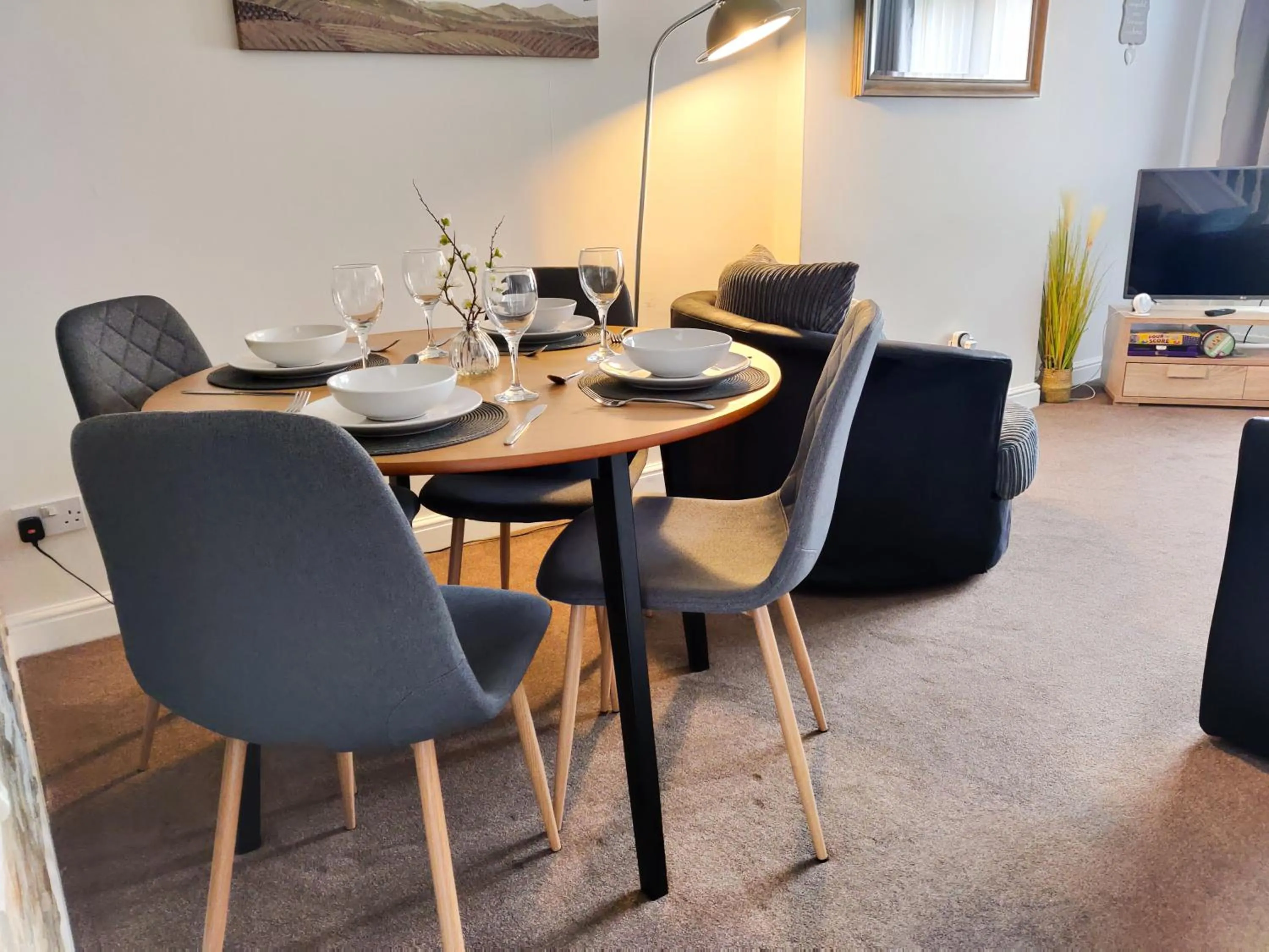 Seating area in 2BR-Dean Hse-Fully Equipped-Parking-WiFi-Short Long Stays