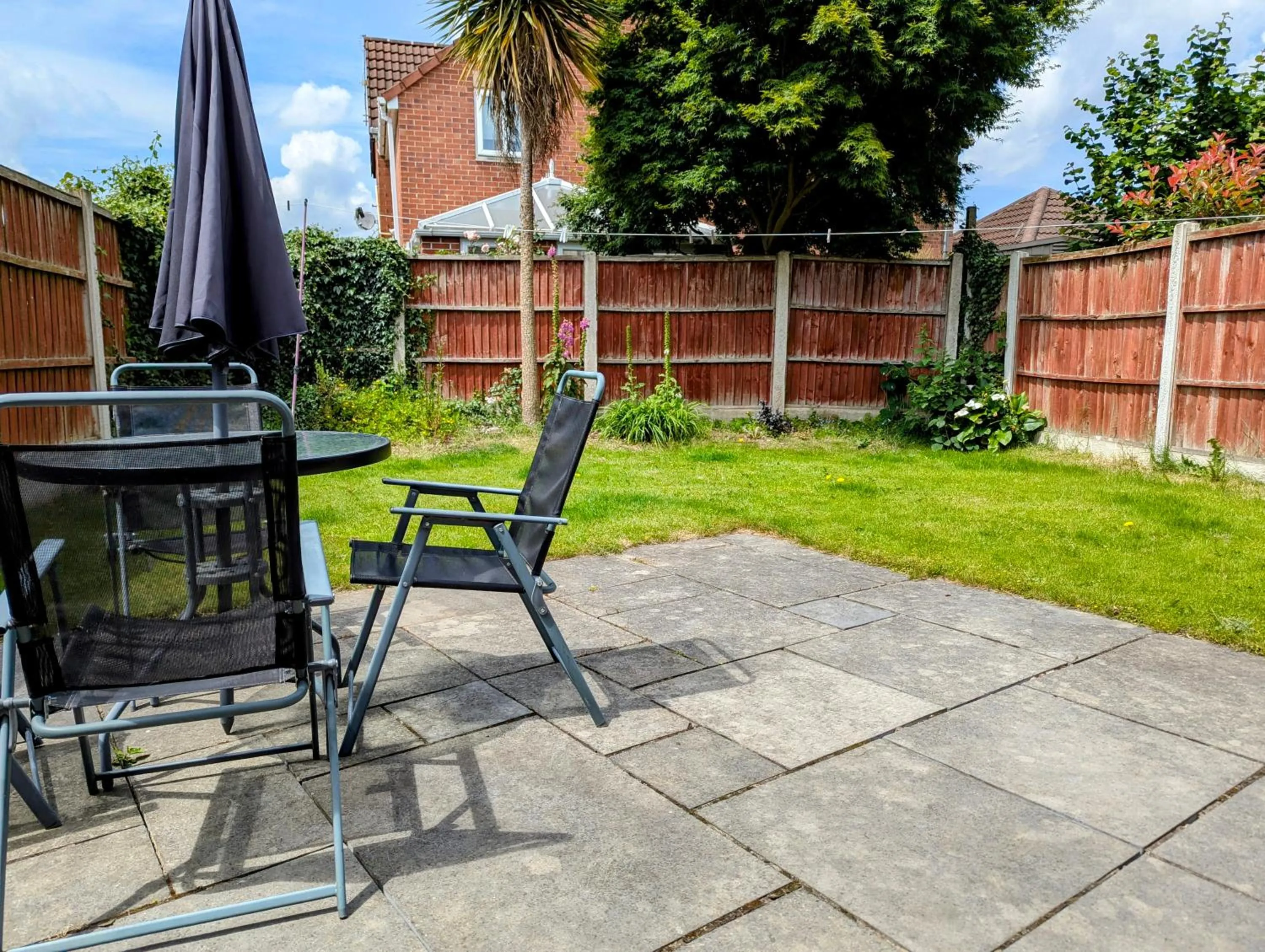 Patio in 2BR-Dean Hse-Fully Equipped-Parking-WiFi-Short Long Stays