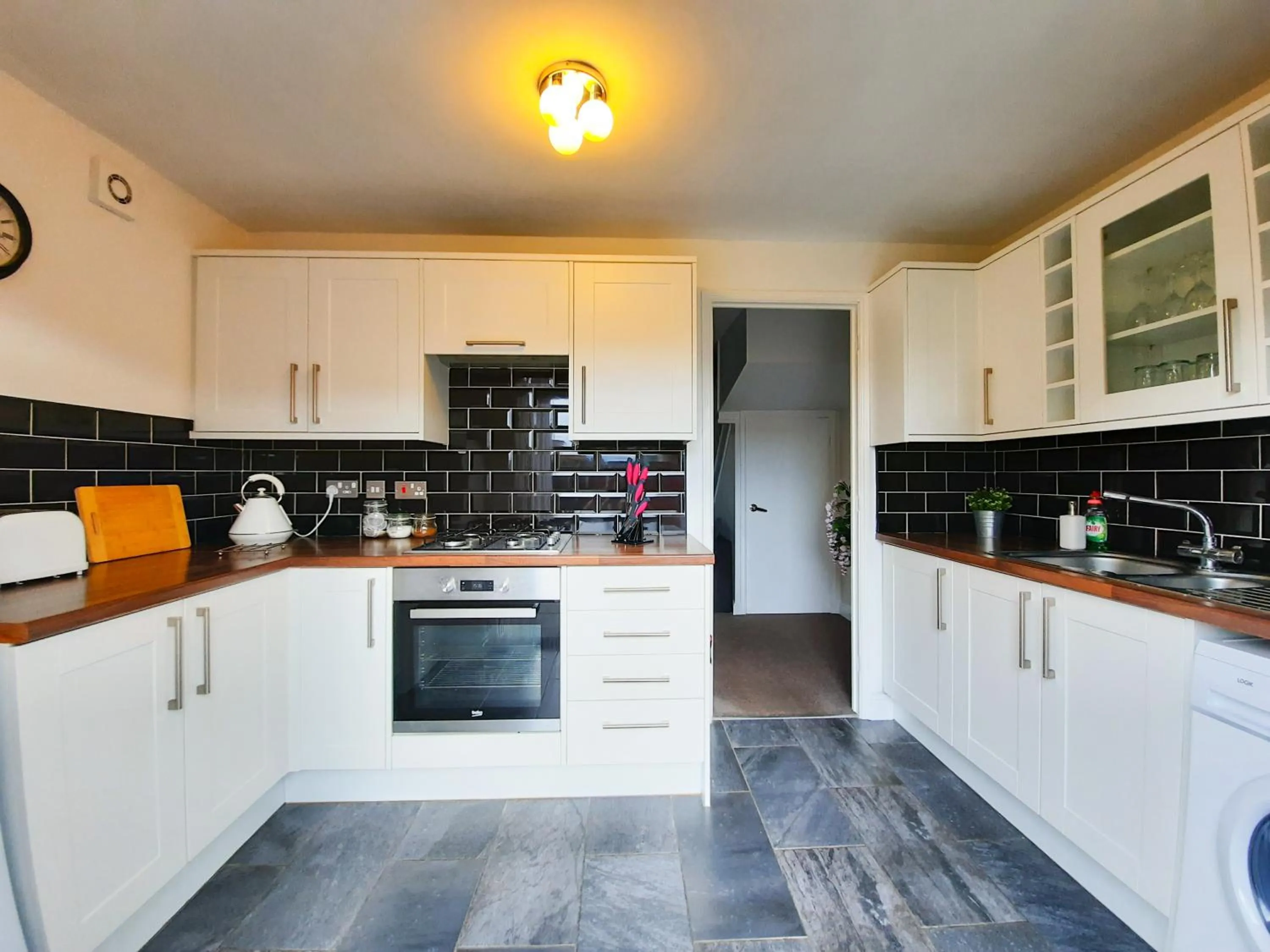 Kitchen or kitchenette in 2BR-Dean Hse-Fully Equipped-Parking-WiFi-Short Long Stays
