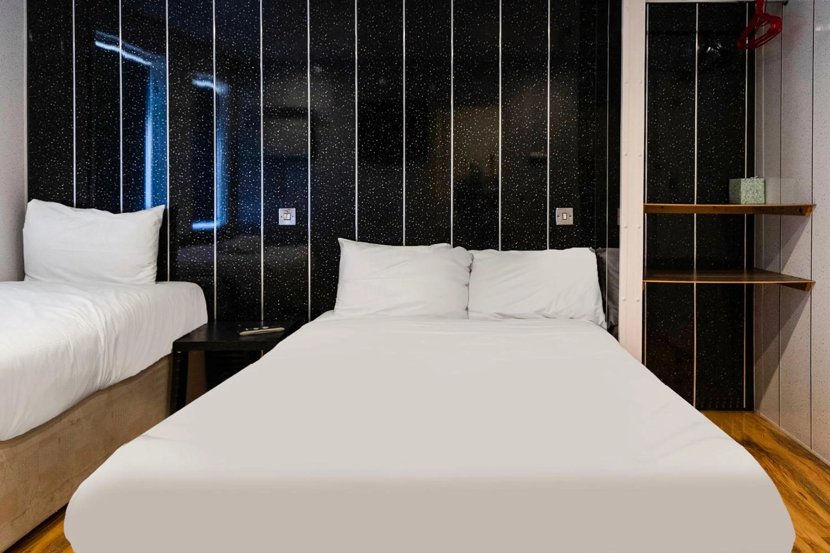 Bedroom, Bed in Harlands Hotel