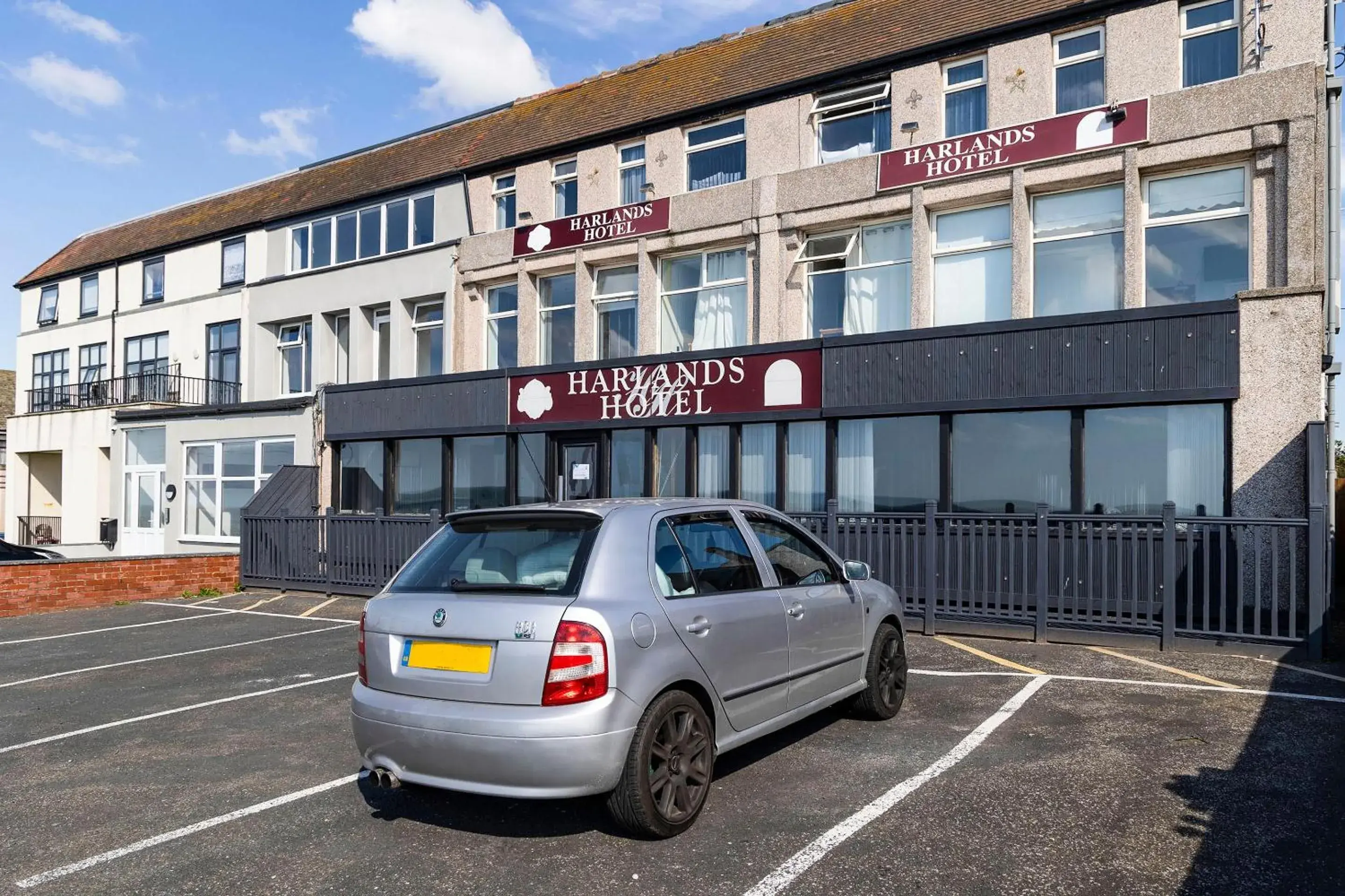 Facade/entrance in Harlands Hotel Facade/entrance in Harlands Hotel