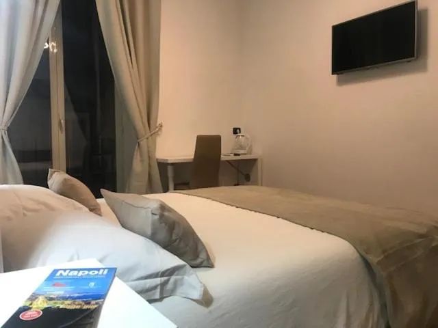 Communal lounge/ TV room, Bed in Base Napoli Plebiscito