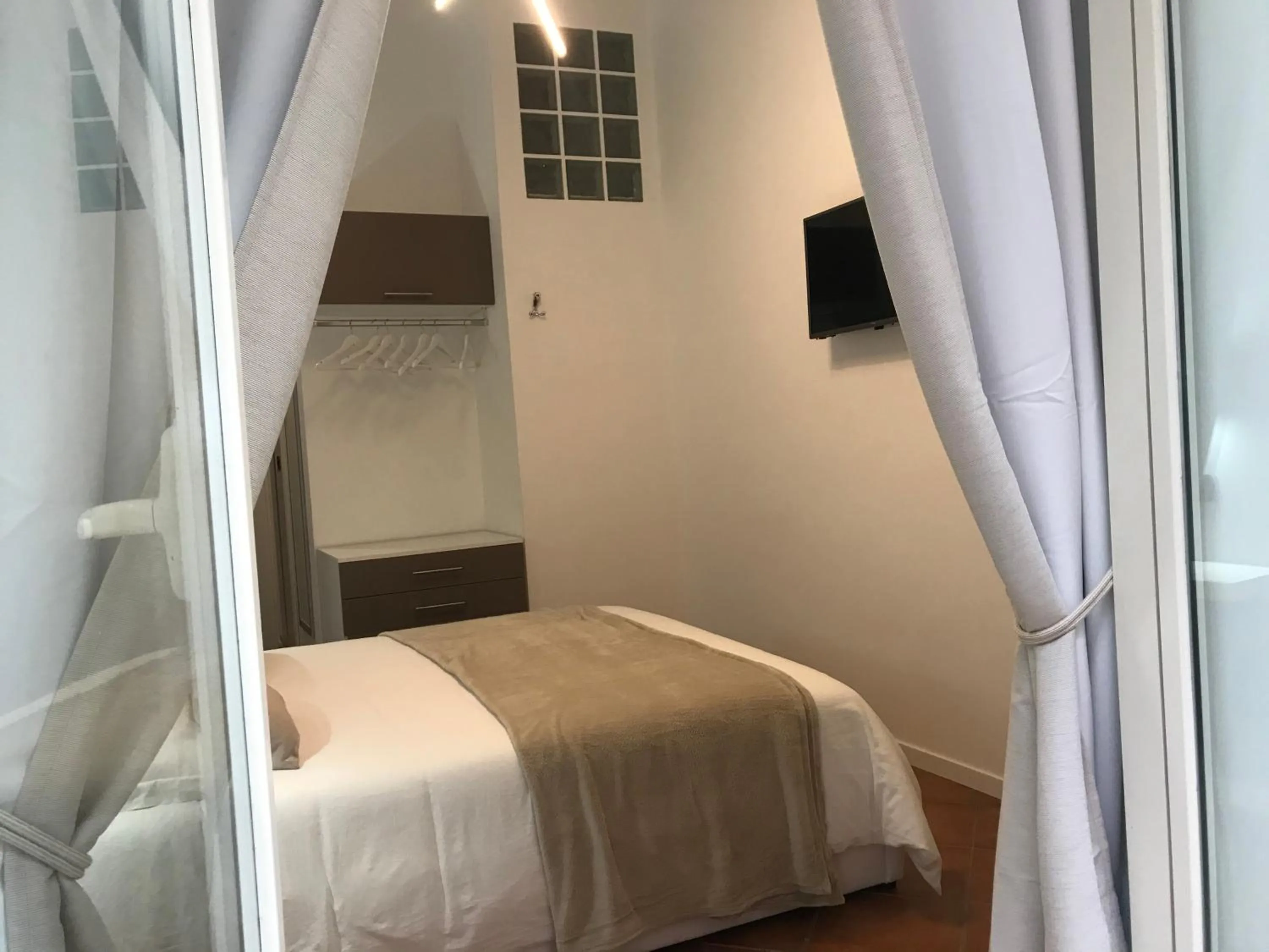 Communal lounge/ TV room, Bed in Base Napoli Plebiscito