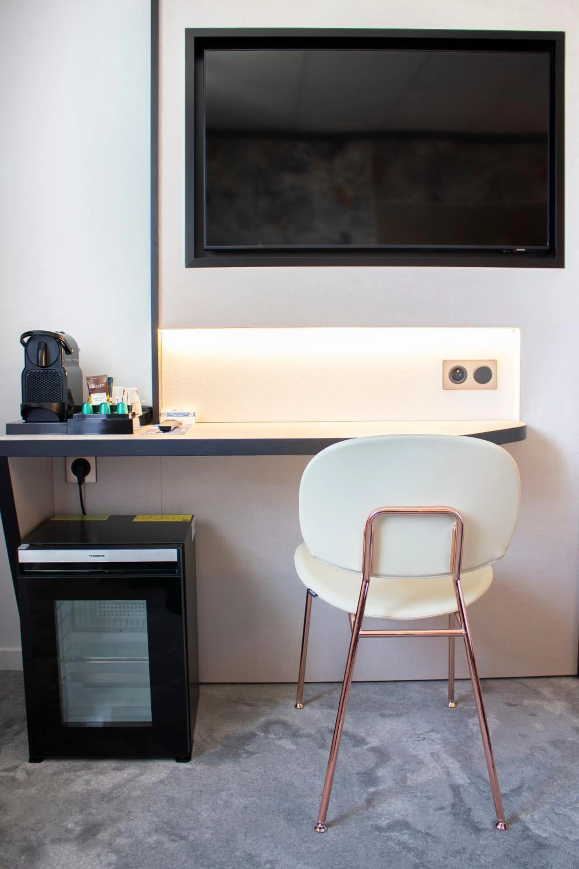 TV and multimedia in Brit Hotel Nantes La Beaujoire Parc Expo