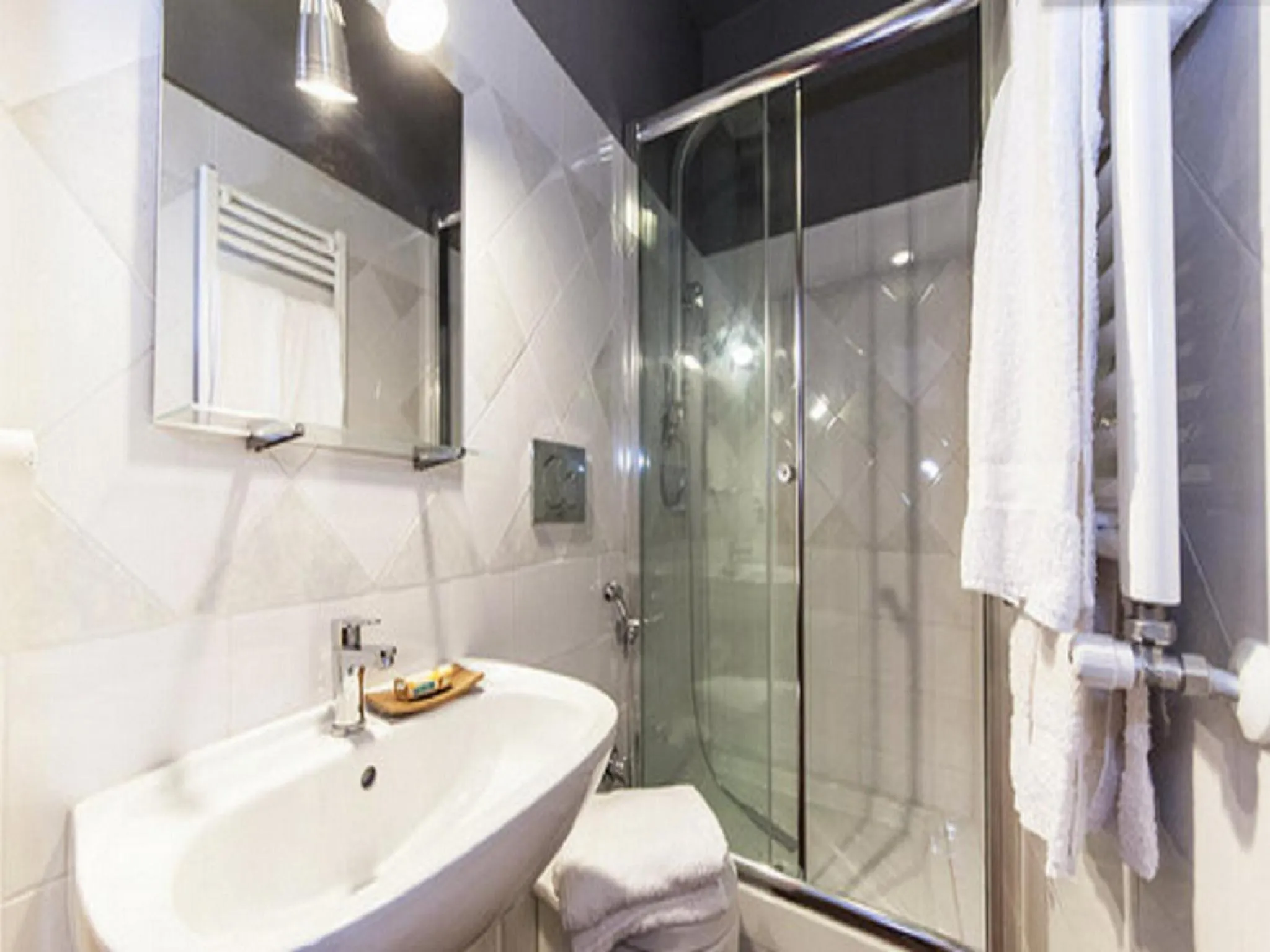 Shower in Signor Suite Colosseo