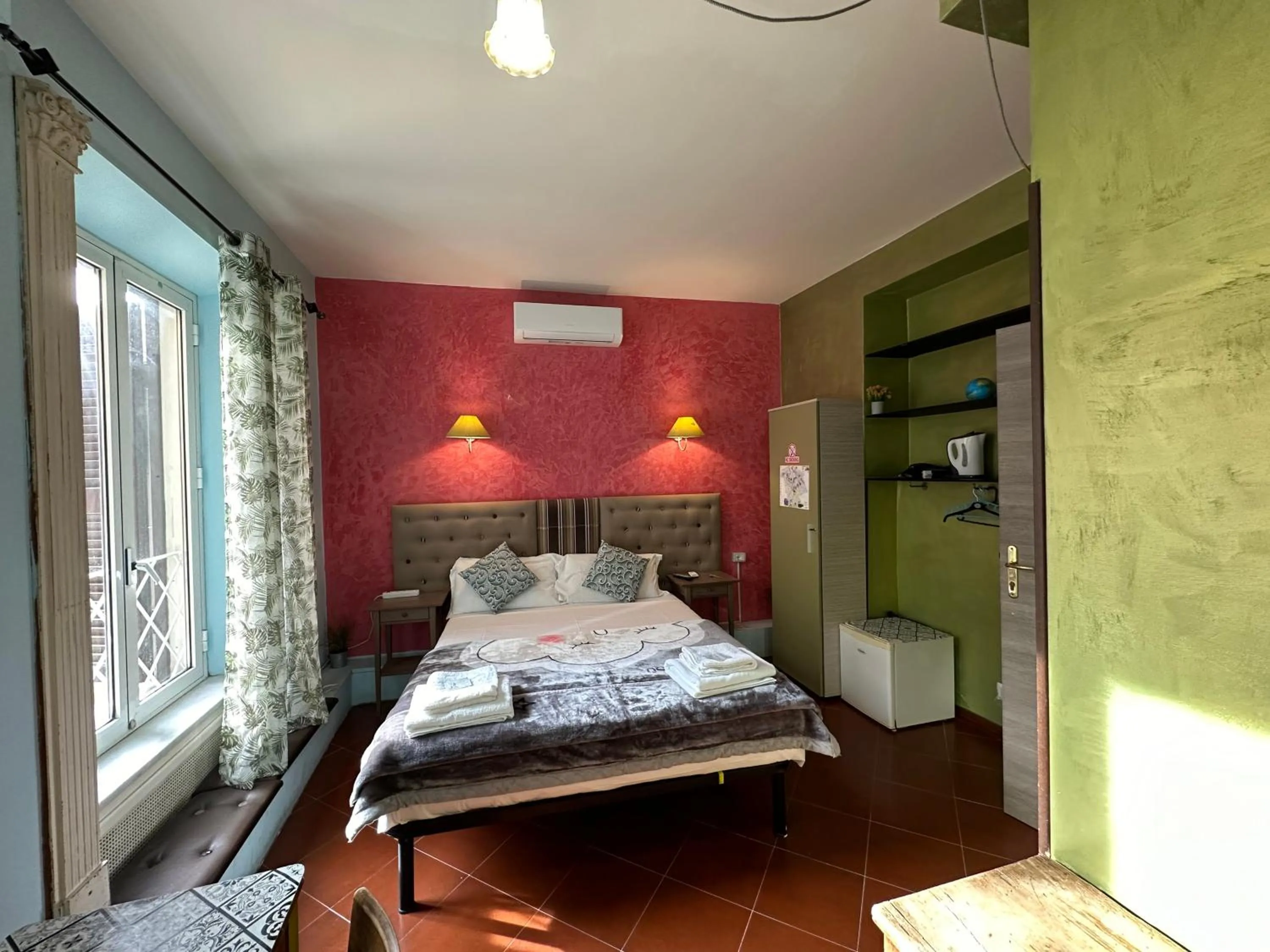 Photo of the whole room, Bed in Signor Suite Colosseo