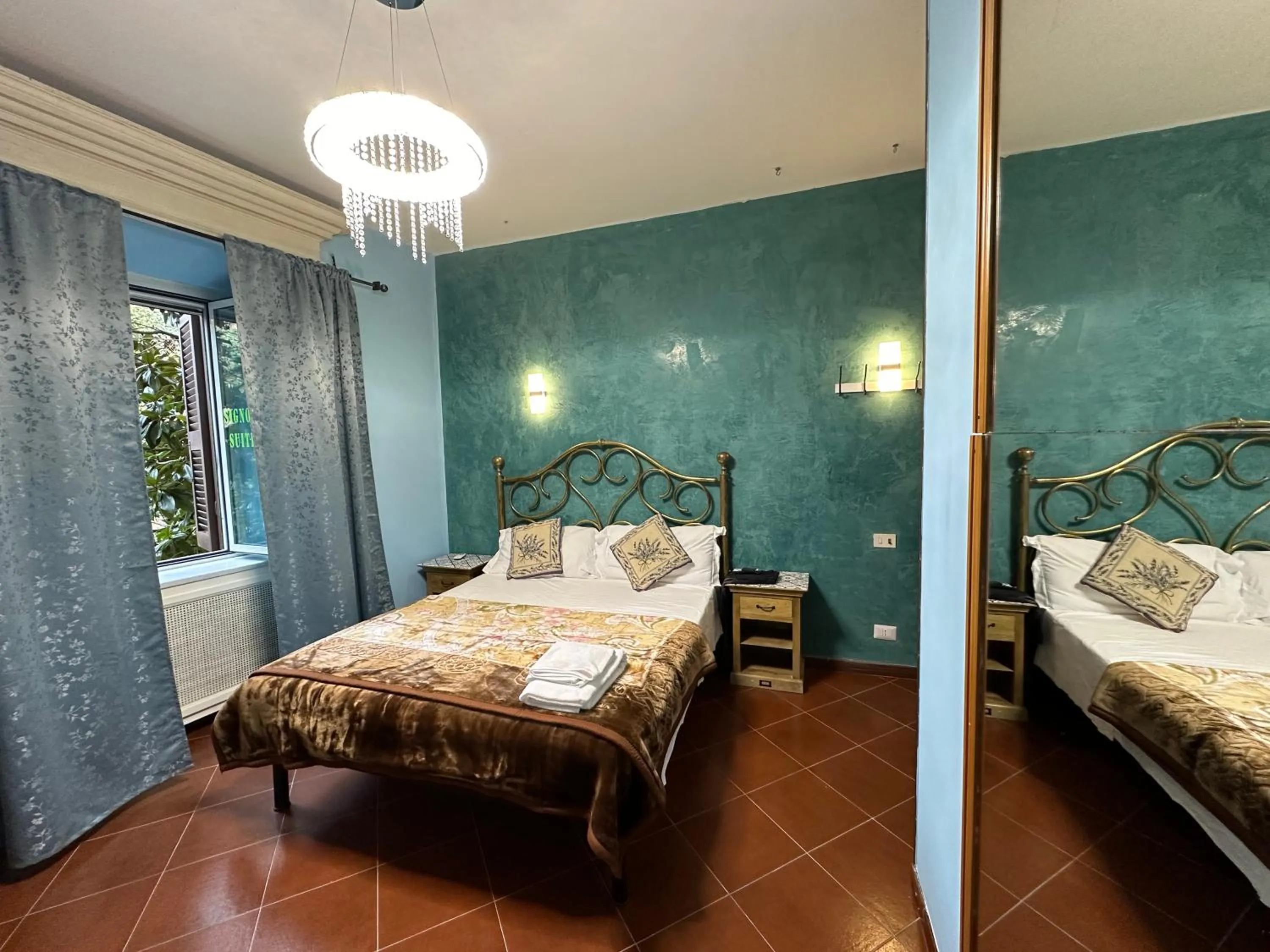 Photo of the whole room, Bed in Signor Suite Colosseo
