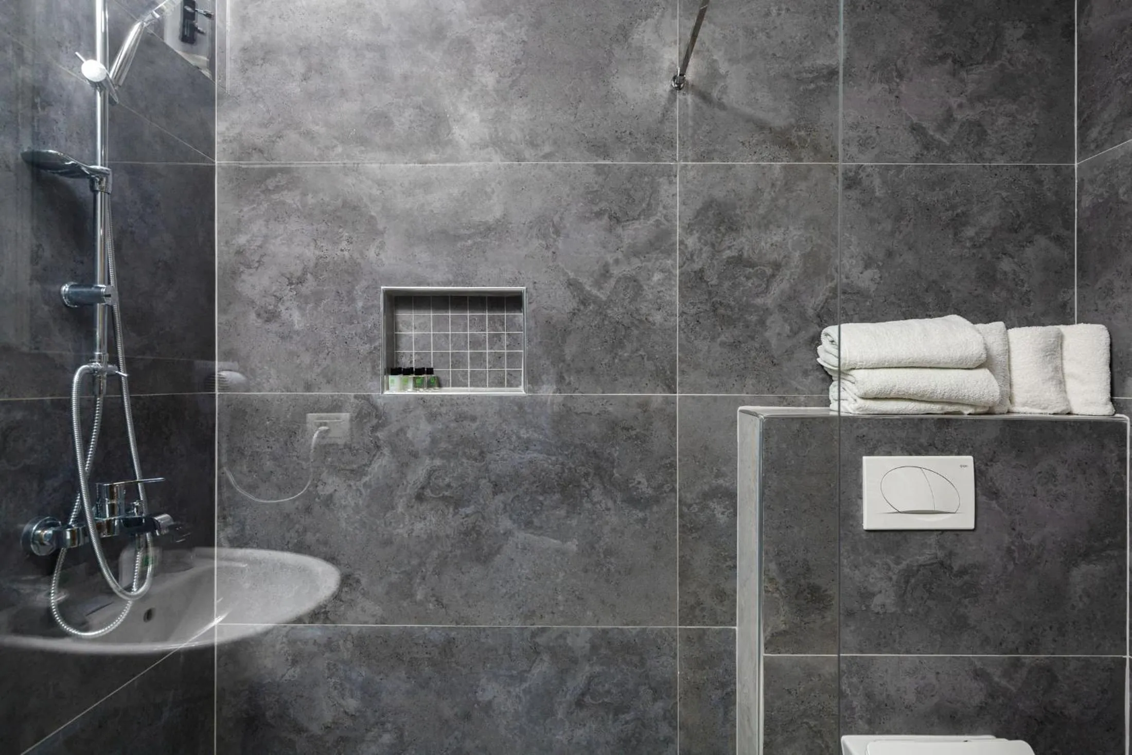 Shower in Hotel Green Center Gili