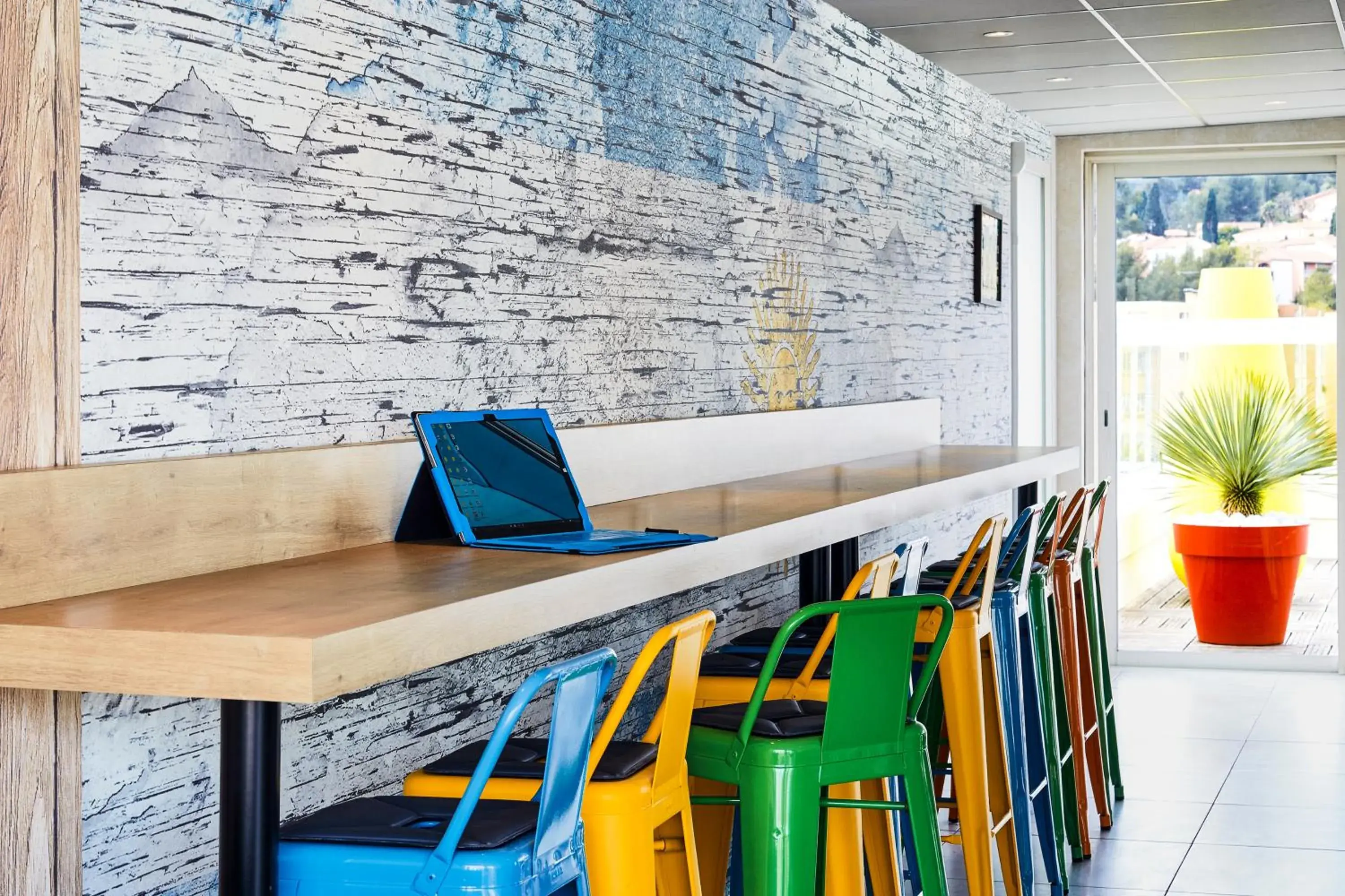 Lounge or bar in Ibis Styles Hyères Rooftop & Spa Lounge or bar in Ibis Styles Hyères Rooftop & Spa