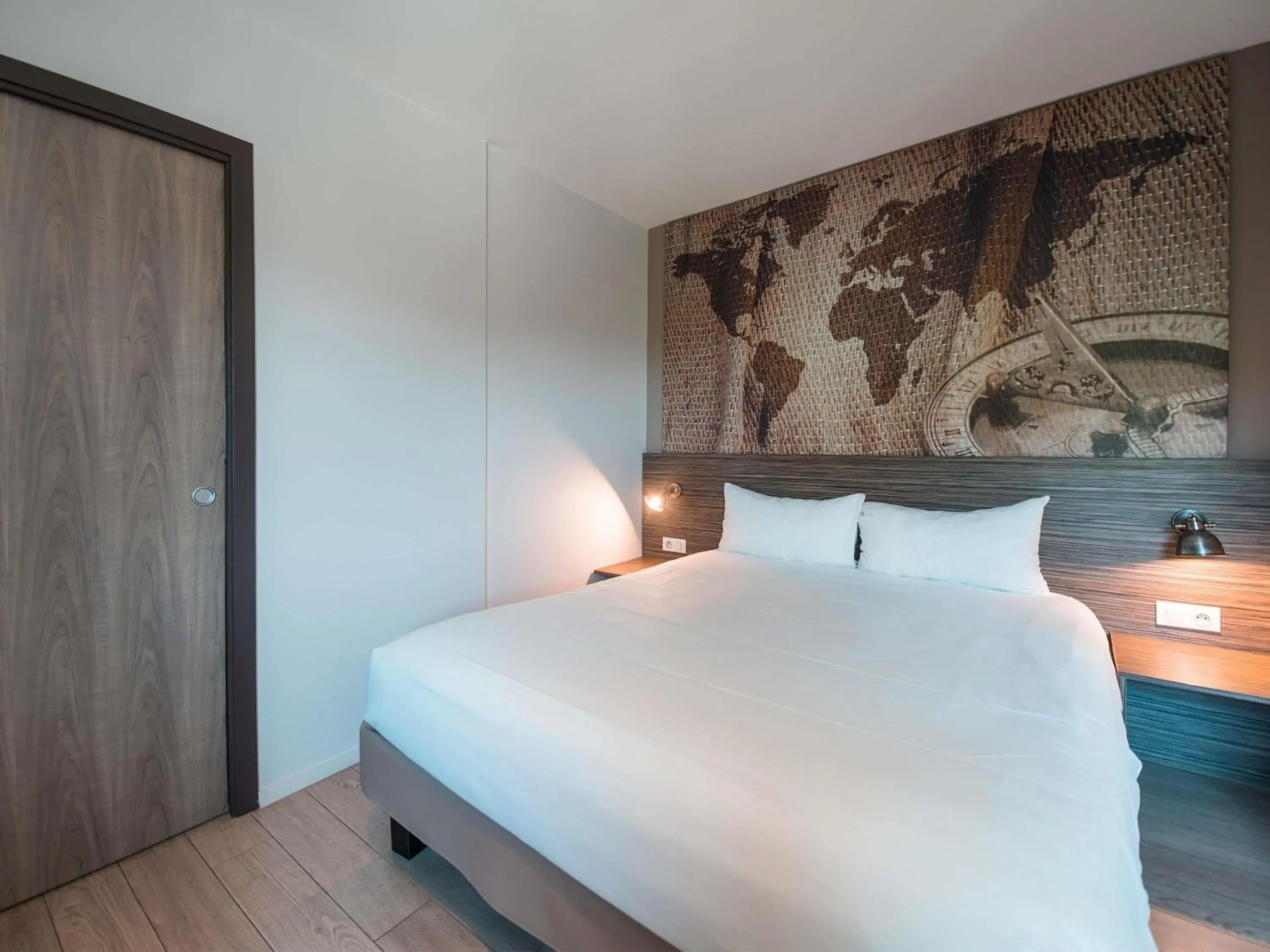 Property building, Bed in Ibis Styles Hyères Rooftop & Spa Property building, Bed in Ibis Styles Hyères Rooftop & Spa