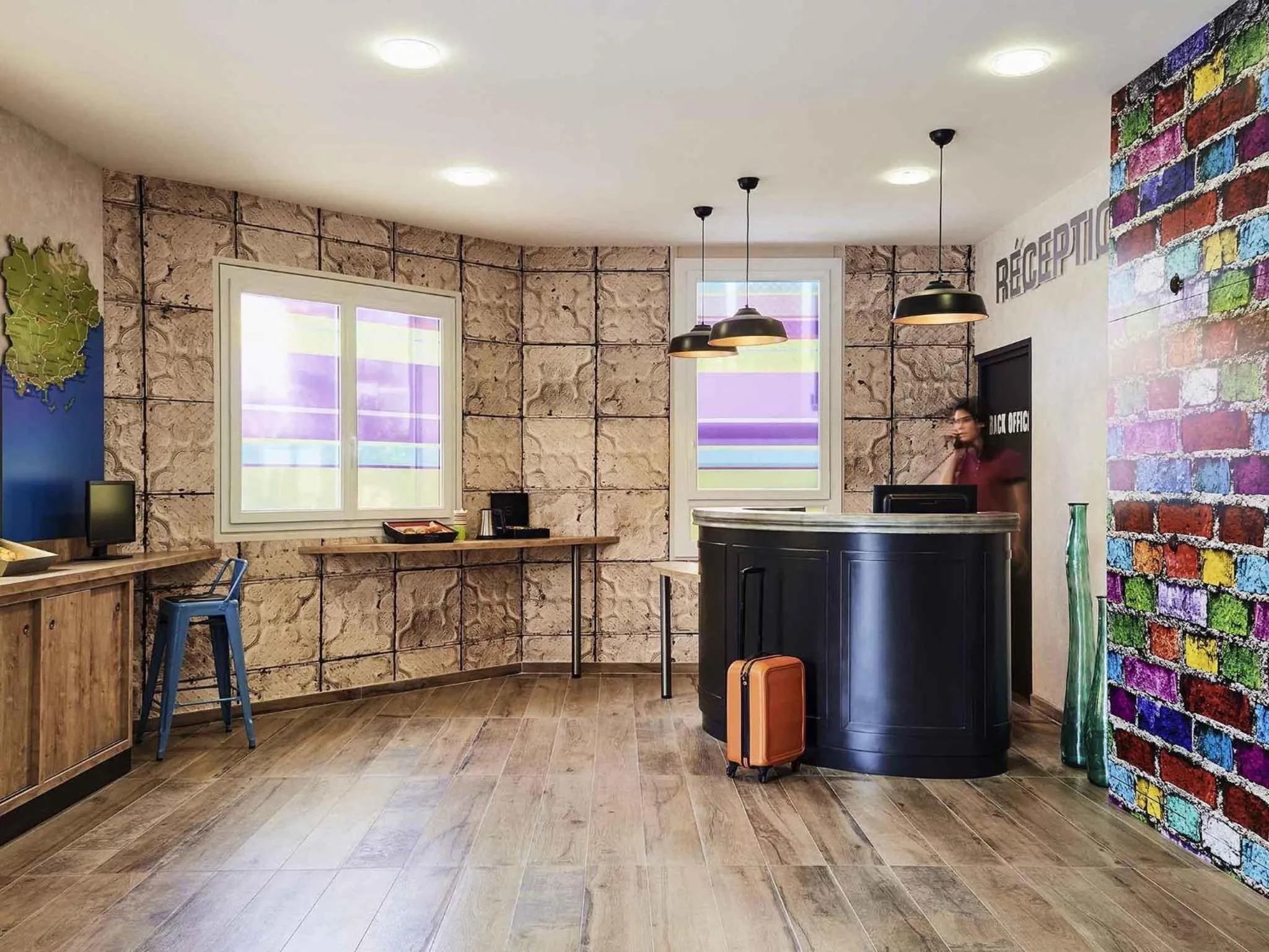 Property building in Ibis Styles Hyères Rooftop & Spa