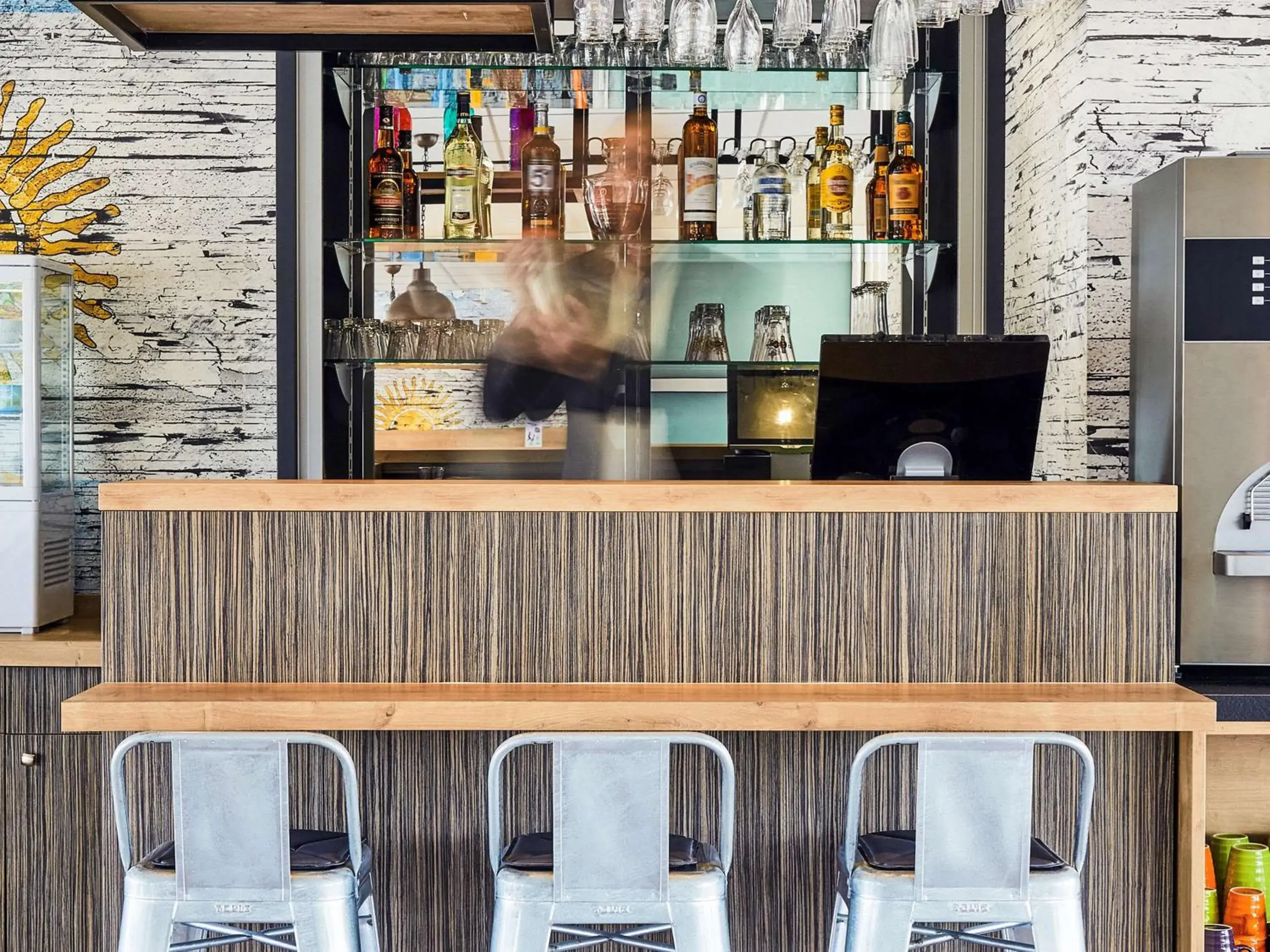 Lounge or bar in Ibis Styles Hyères Rooftop & Spa Lounge or bar in Ibis Styles Hyères Rooftop & Spa