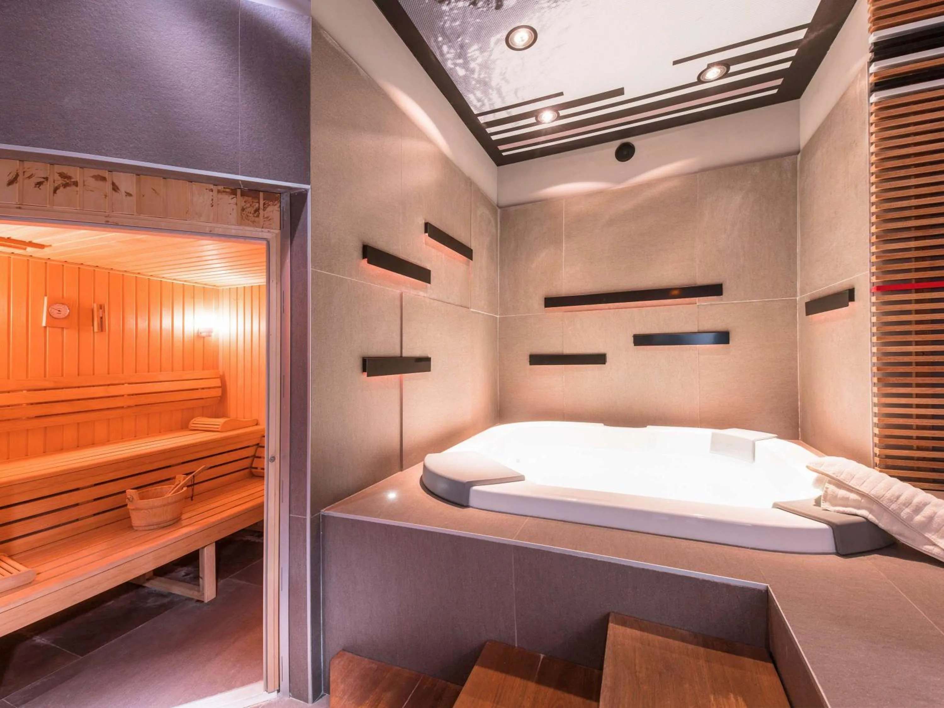 On site, Bed in Ibis Styles Hyères Rooftop & Spa