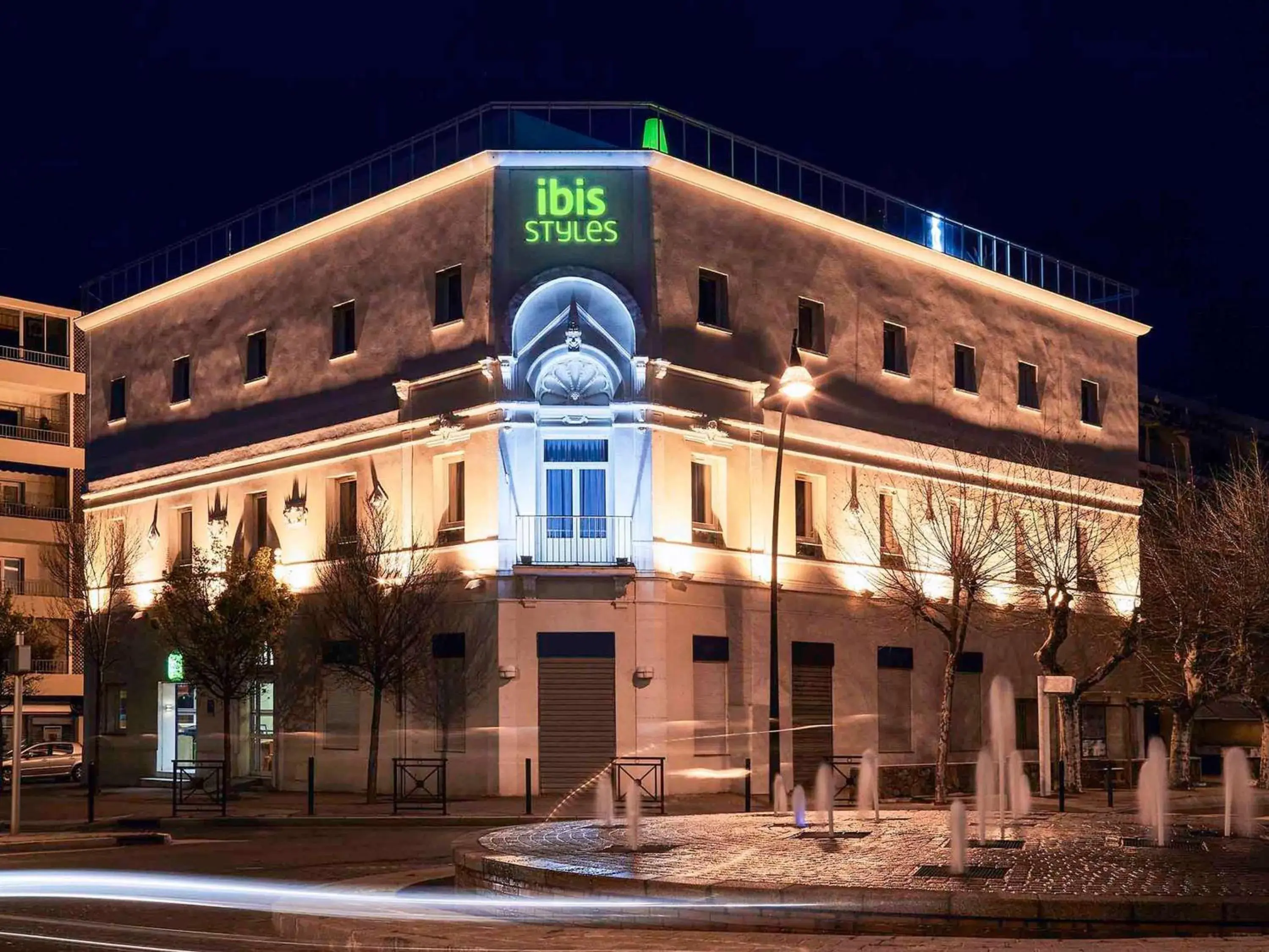 Property building in Ibis Styles Hyères Rooftop & Spa Property building in Ibis Styles Hyères Rooftop & Spa