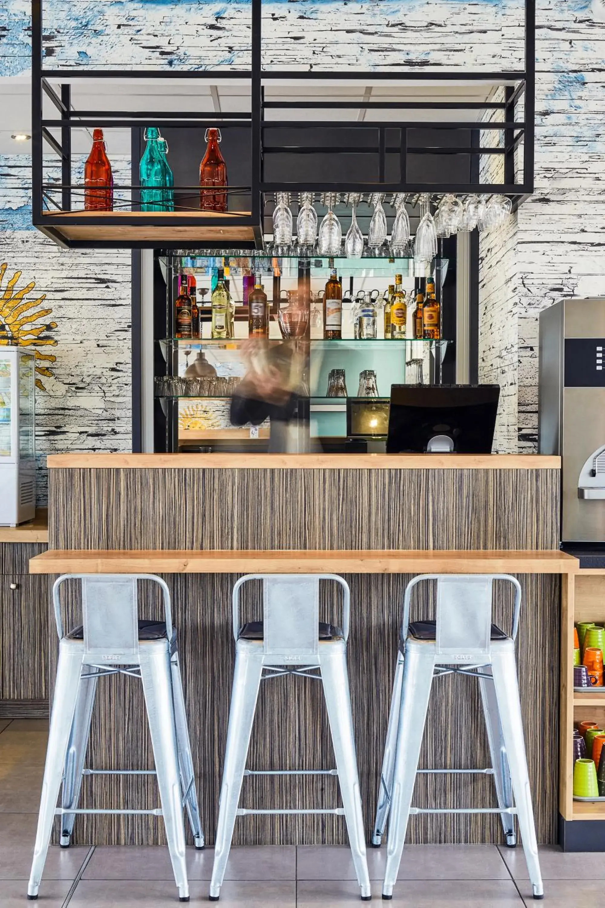 Lounge or bar in Ibis Styles Hyères Rooftop & Spa Lounge or bar in Ibis Styles Hyères Rooftop & Spa
