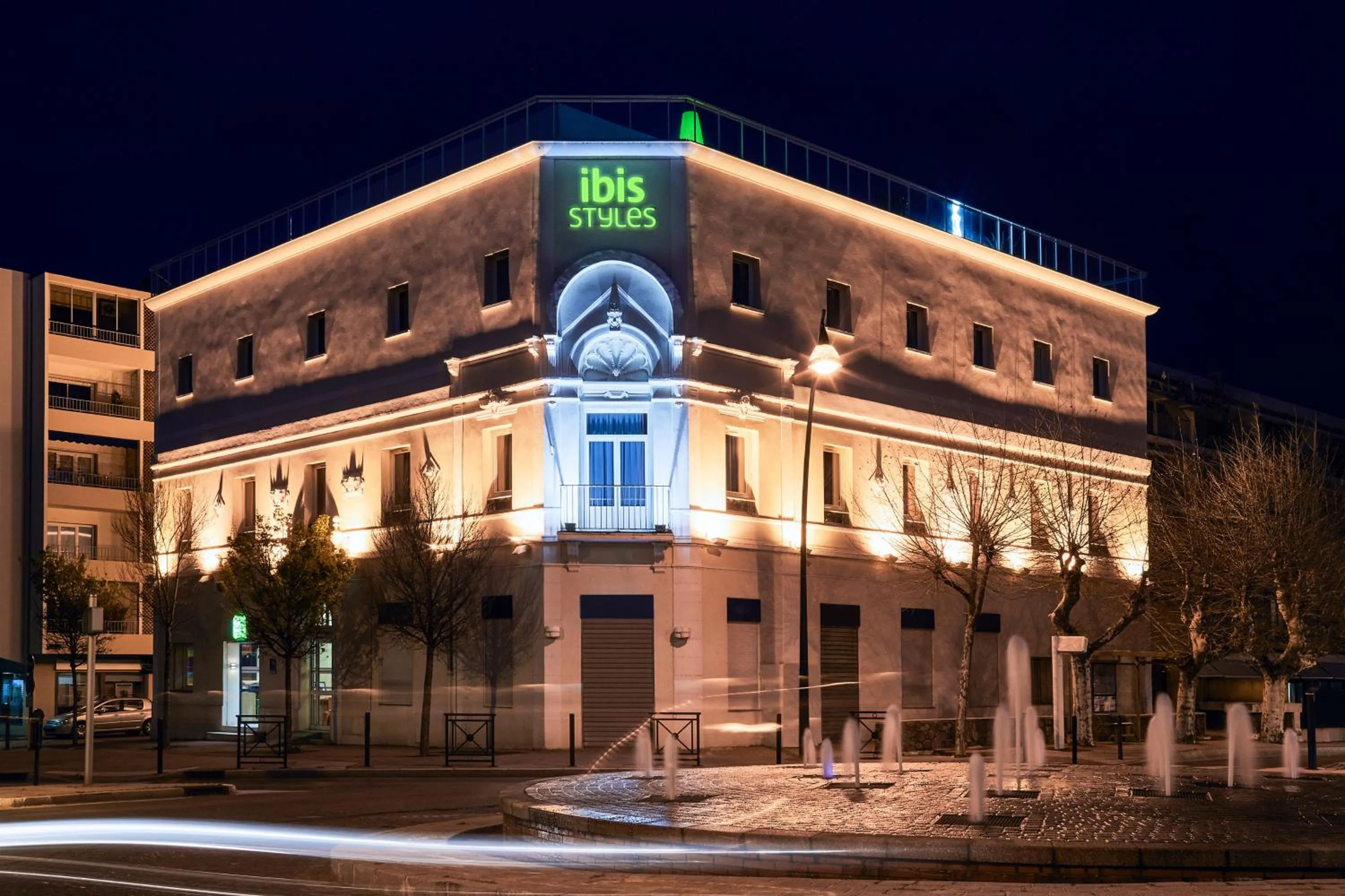 Facade/entrance in Ibis Styles Hyères Rooftop & Spa