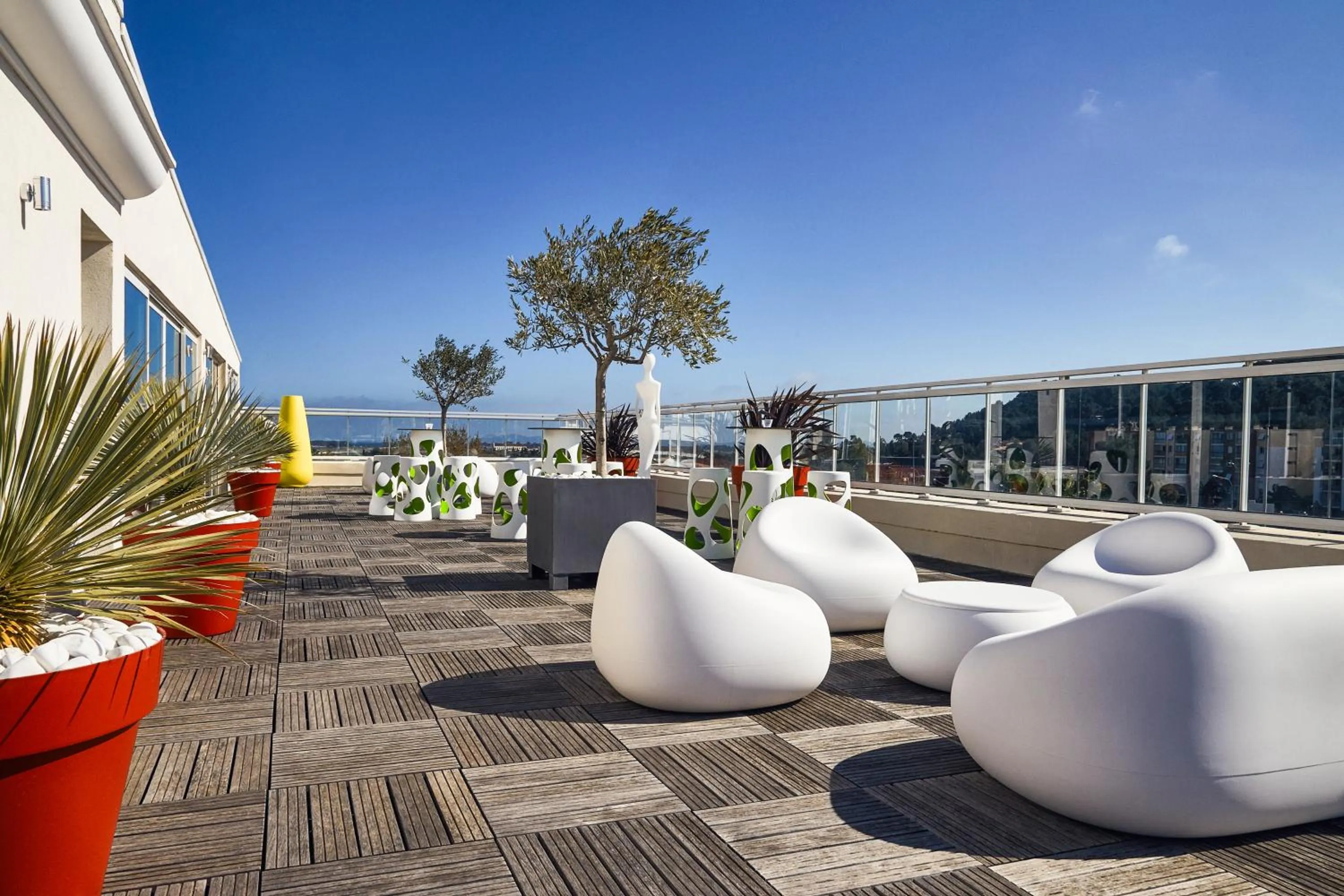 Patio in Ibis Styles Hyères Rooftop & Spa