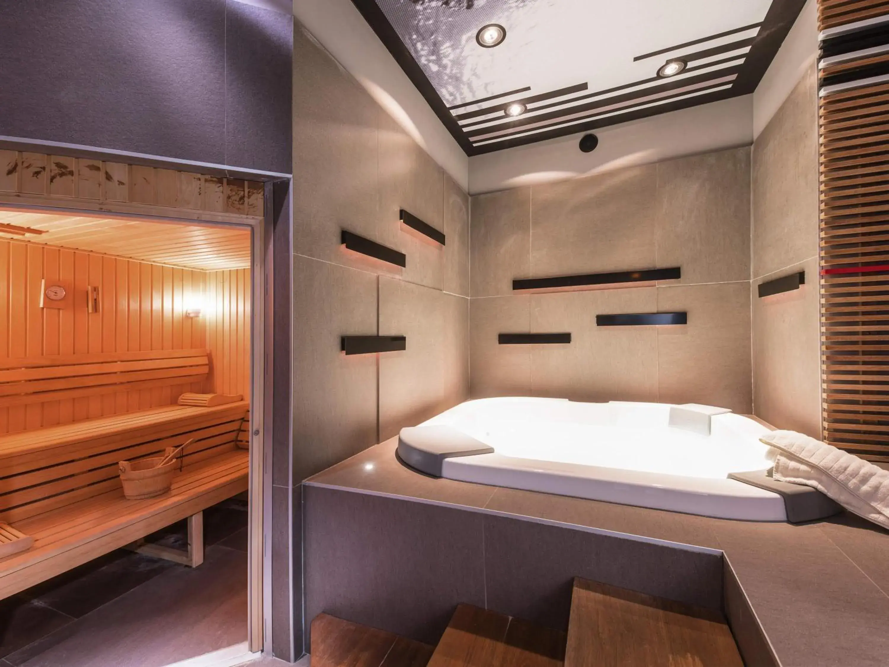 Spa and wellness centre/facilities, Bed in Ibis Styles Hyères Rooftop & Spa Spa and wellness centre/facilities, Bed in Ibis Styles Hyères Rooftop & Spa