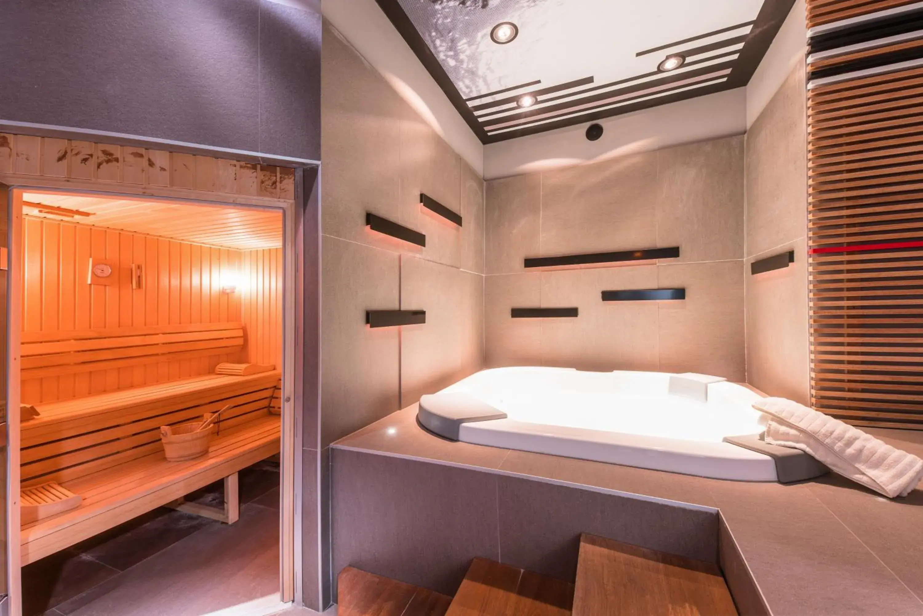 Hot Tub, Bed in Ibis Styles Hyères Rooftop & Spa Hot Tub, Bed in Ibis Styles Hyères Rooftop & Spa