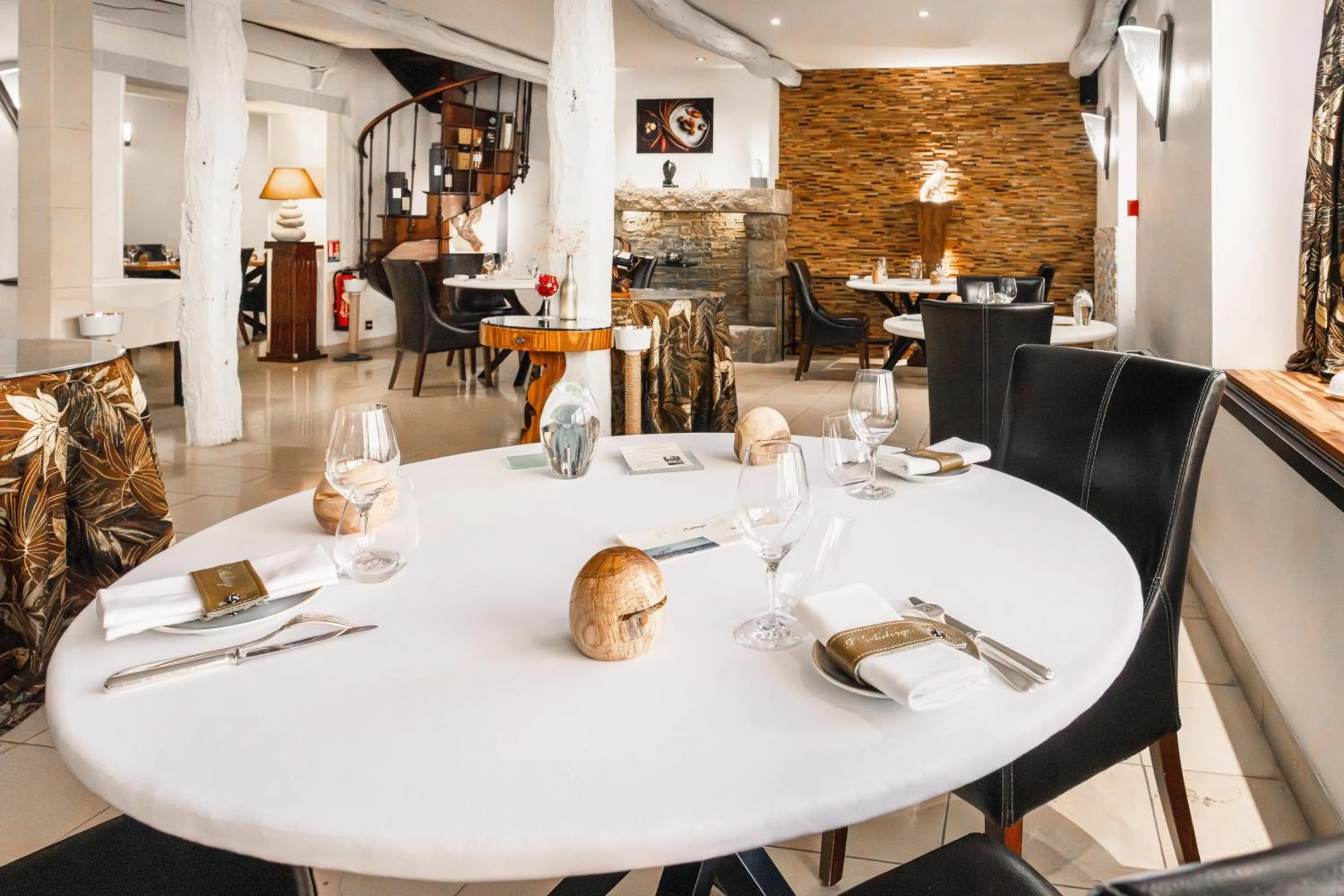 Dining area in Logis L'Auberge - Maison Glenn Anna